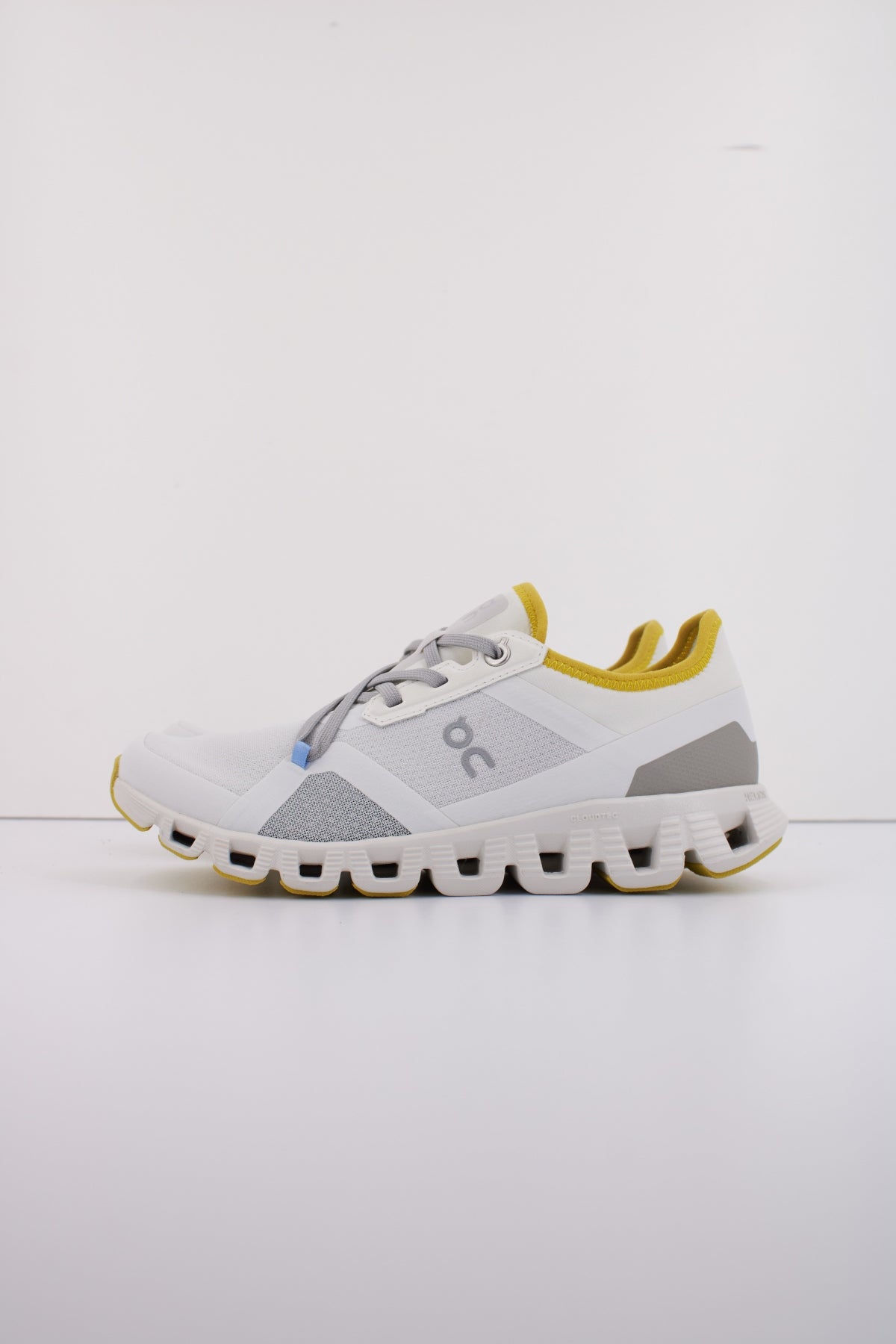 ON RUNNING CLOUD X  AD W en color GRIS  (1)