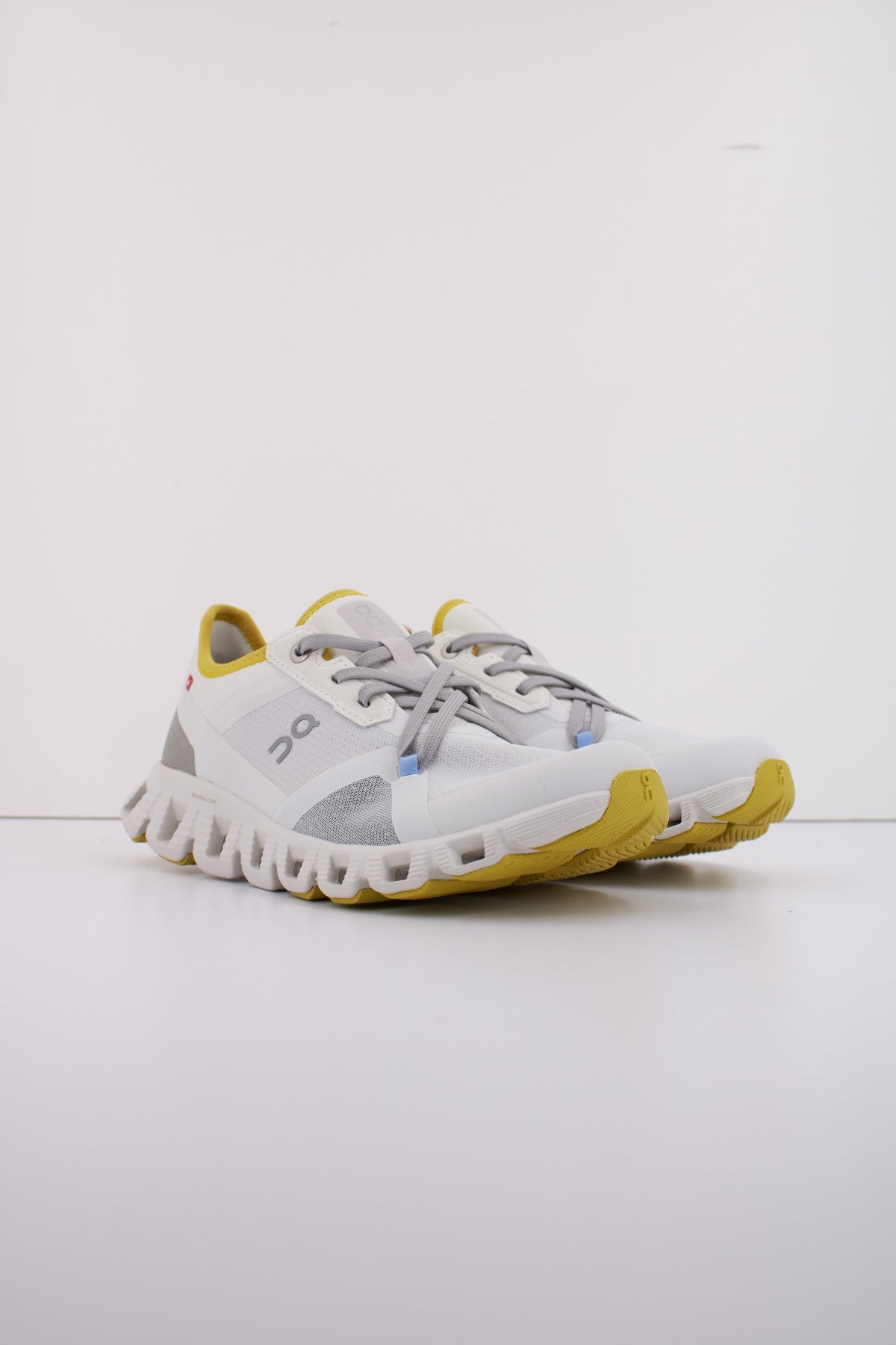 ON RUNNING CLOUD X  AD W en color GRIS  (2)