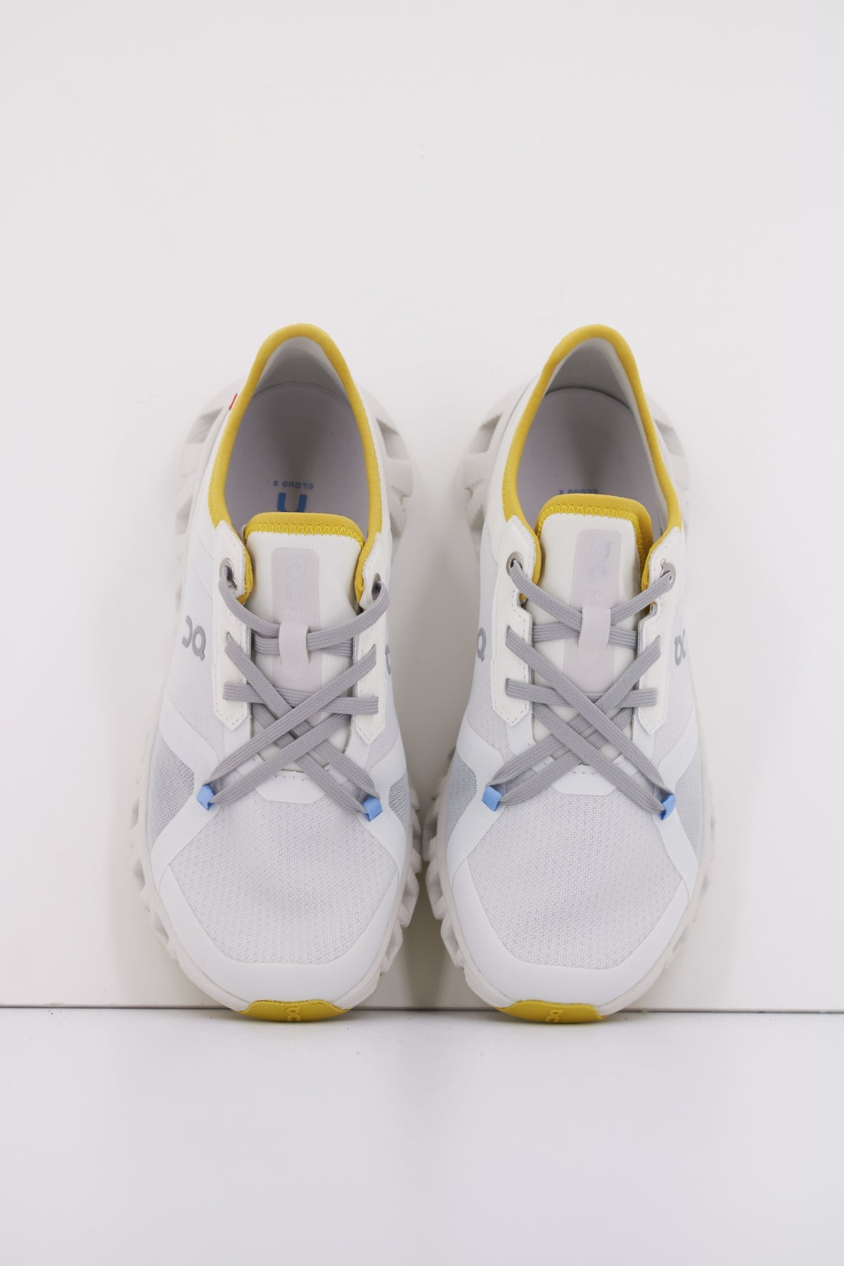 ON RUNNING CLOUD X  AD W en color GRIS  (3)