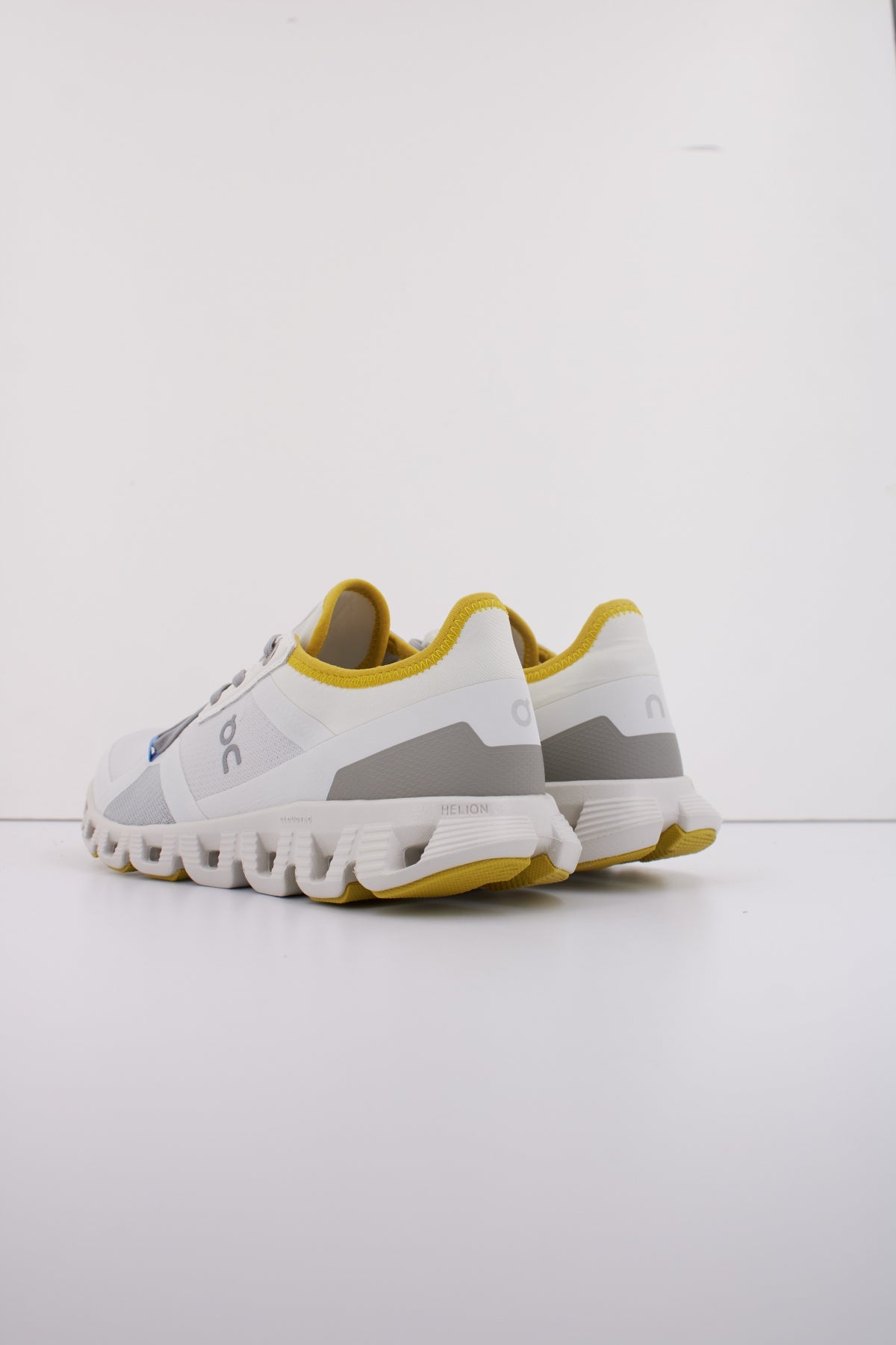 ON RUNNING CLOUD X  AD W en color GRIS  (4)