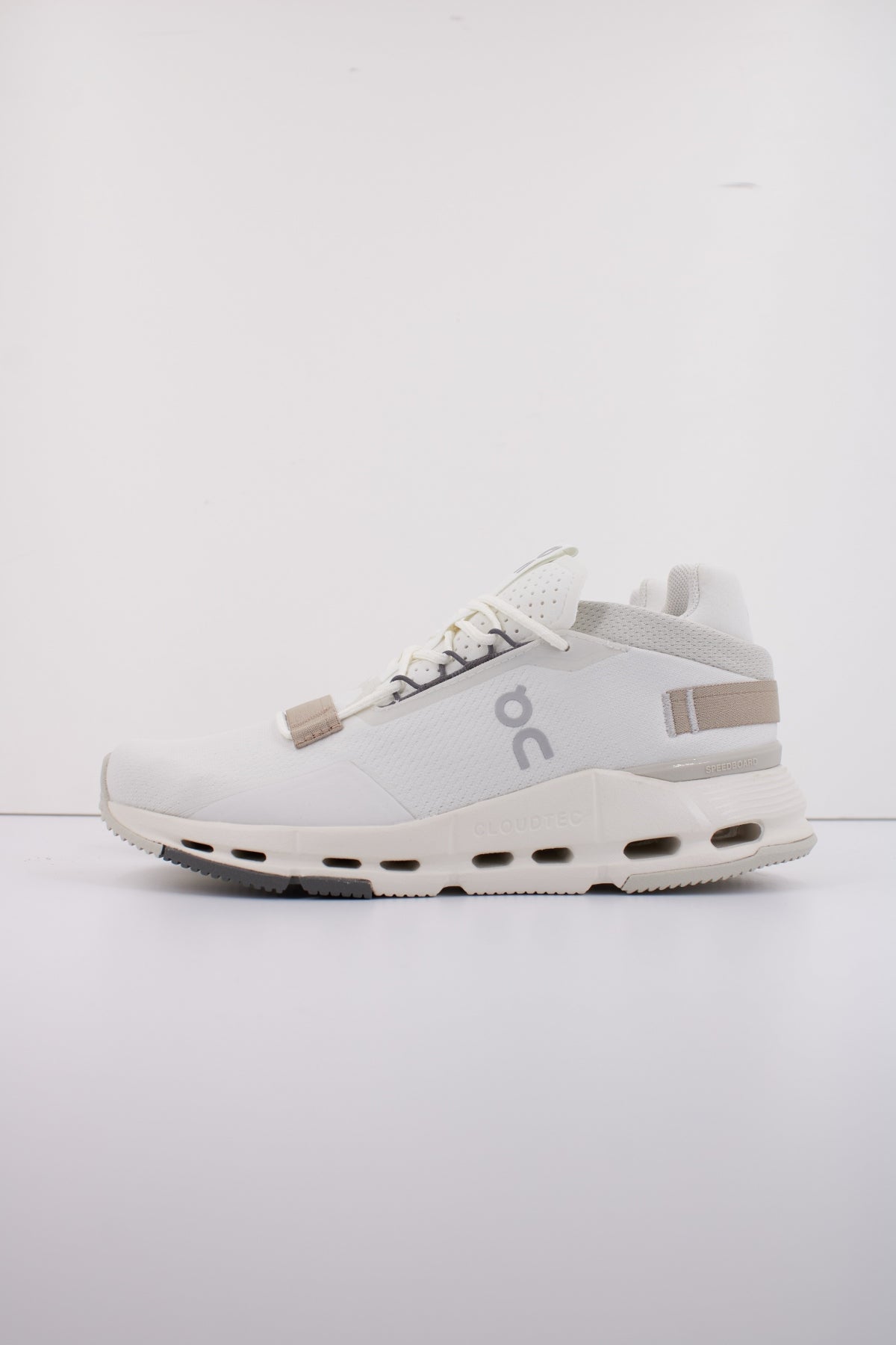 ON RUNNING CLOUDNOVA  W en color BLANCO  (1)