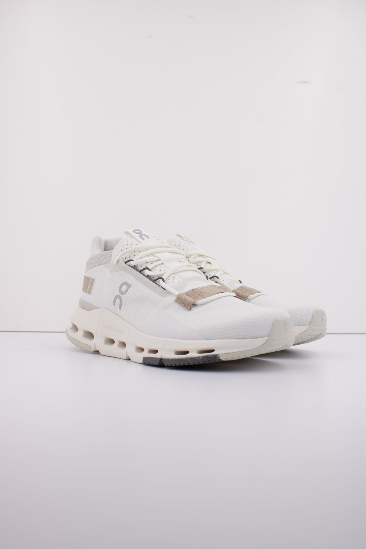ON RUNNING CLOUDNOVA  W en color BLANCO  (2)