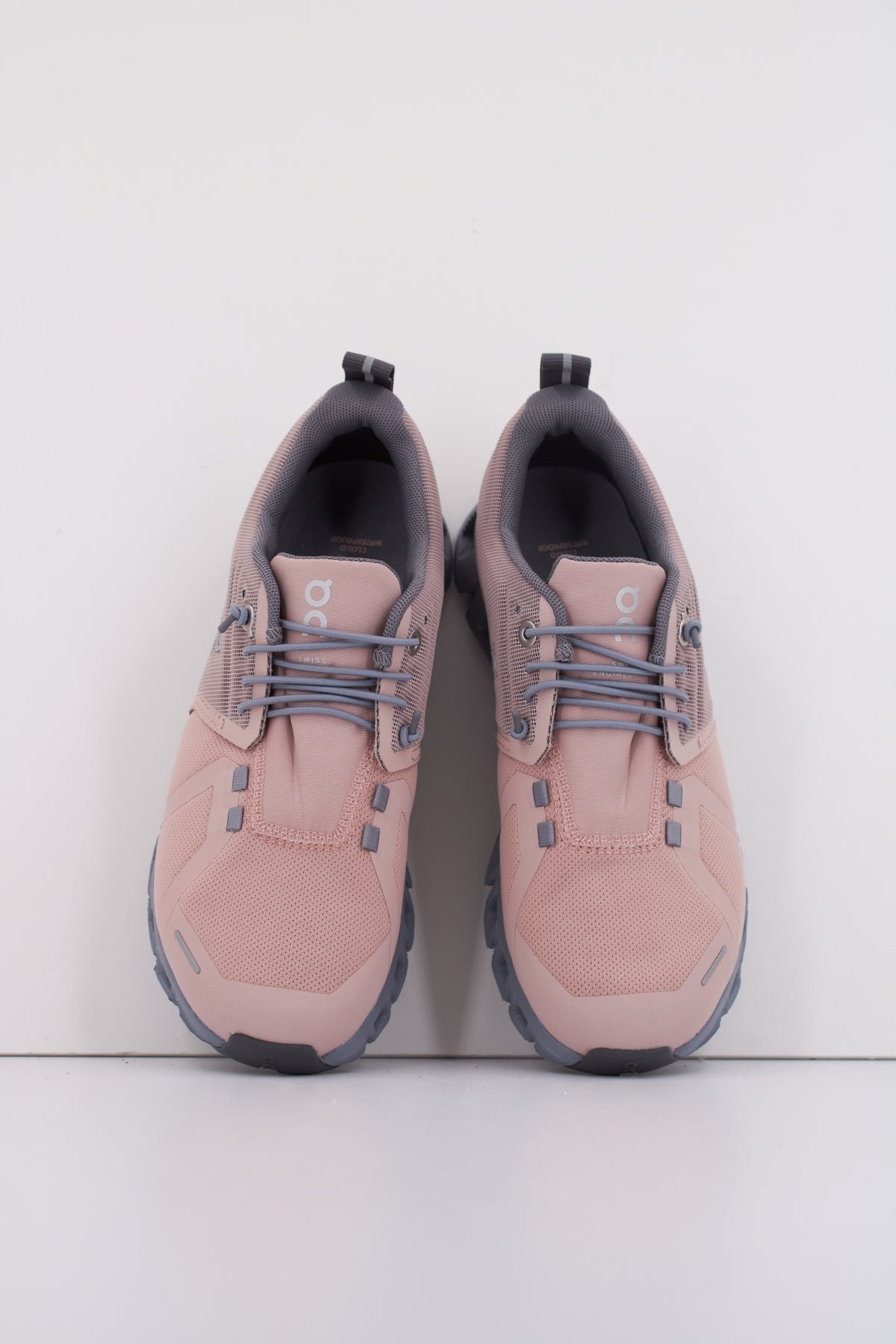 ON RUNNING CLOUD  WATERPROOF W en color ROSA  (3)