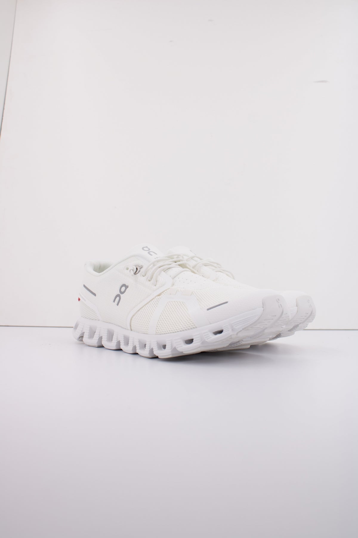ON RUNNING CLOUD  M en color BLANCO  (3)