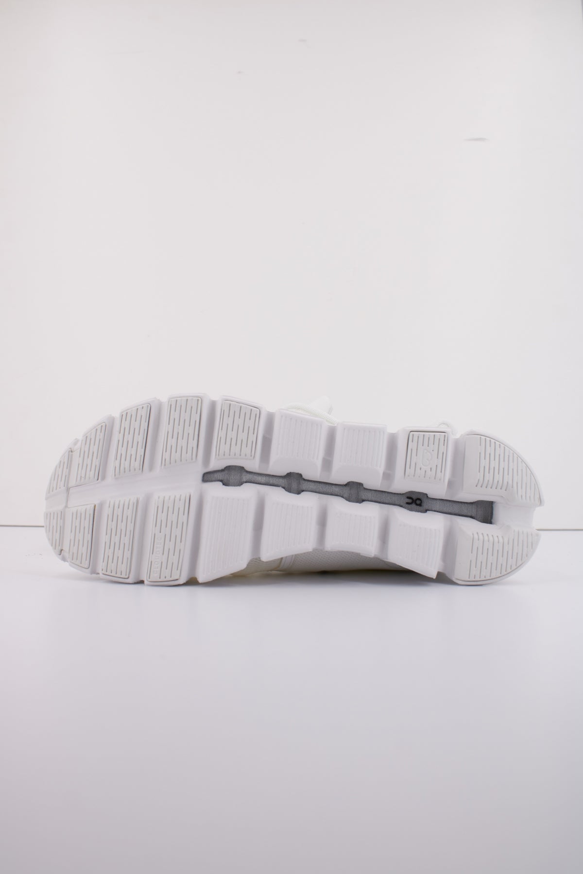 ON RUNNING CLOUD  M en color BLANCO  (6)