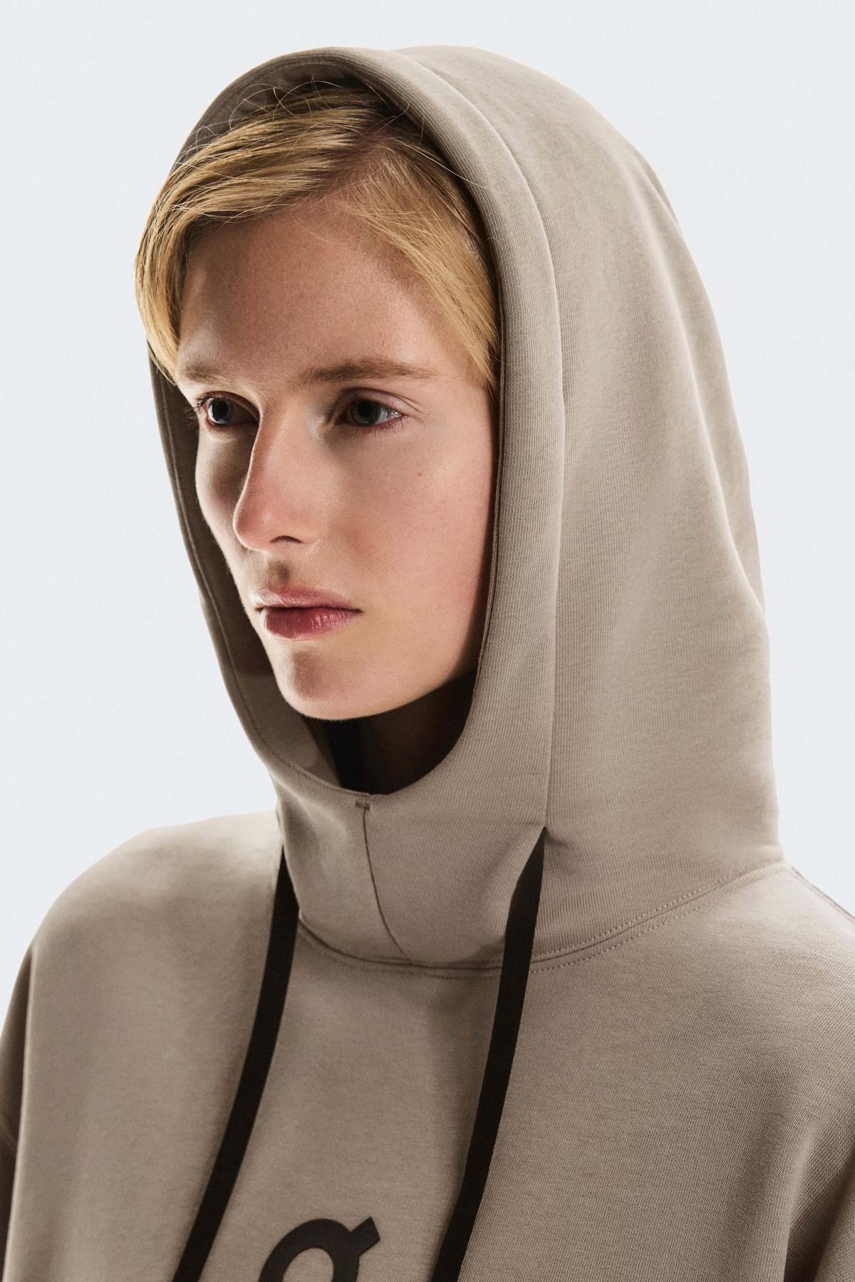 ON RUNNING CLUB HOODIE W en color MARRON  (2)