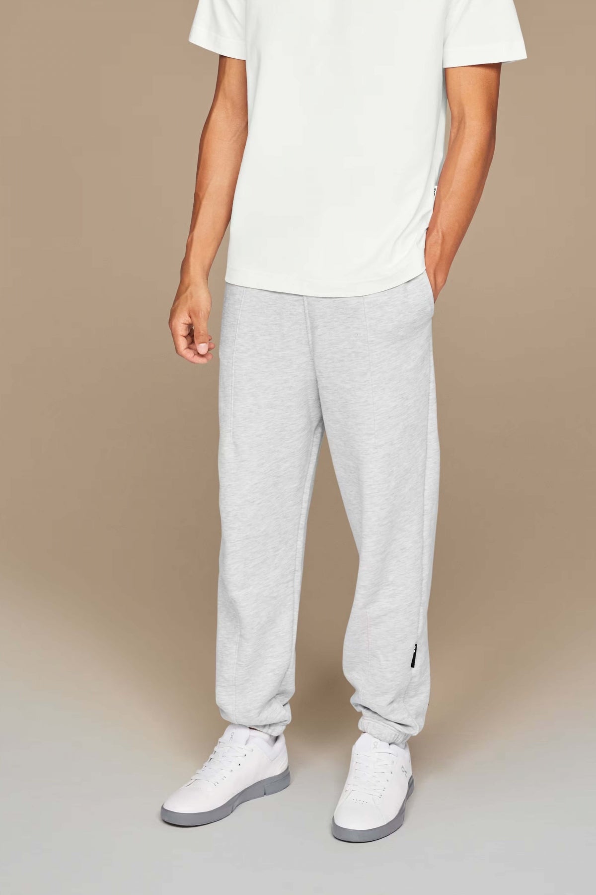 ON RUNNING  CLUB PANTS  en color GRIS  (1)
