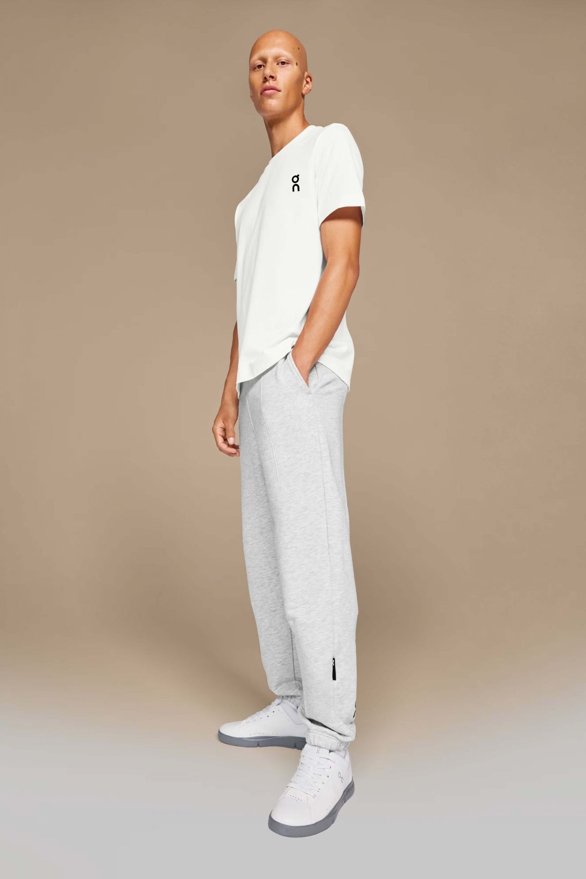 ON RUNNING  CLUB PANTS  en color GRIS  (2)