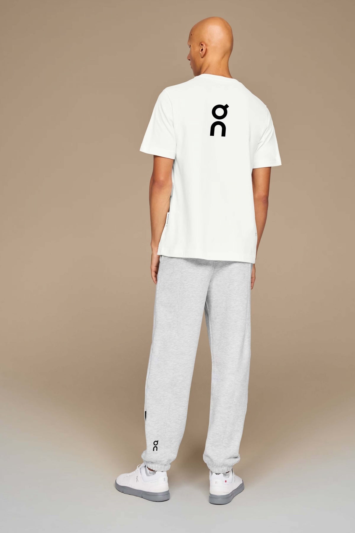 ON RUNNING  CLUB PANTS  en color GRIS  (3)