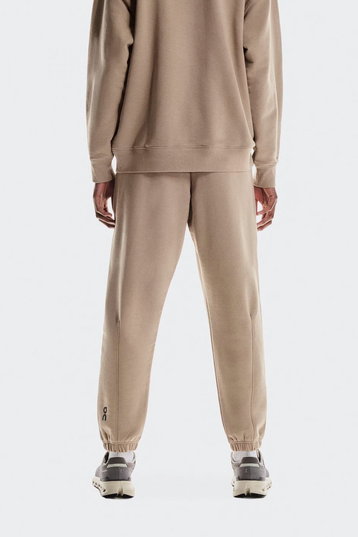 ON RUNNING  CLUB PANTS  en color MARRON  (2)