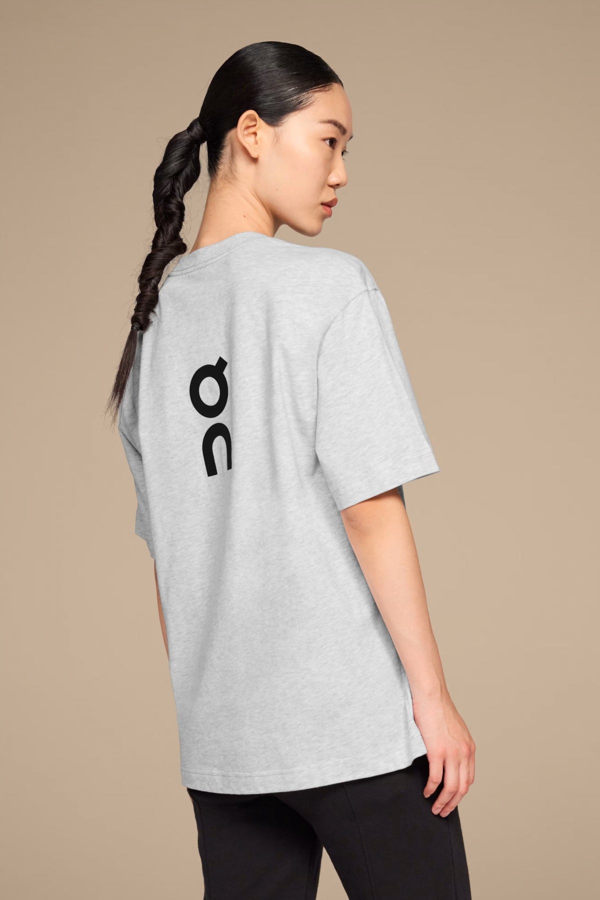 ON RUNNING CLUB T M en color GRIS  (4)