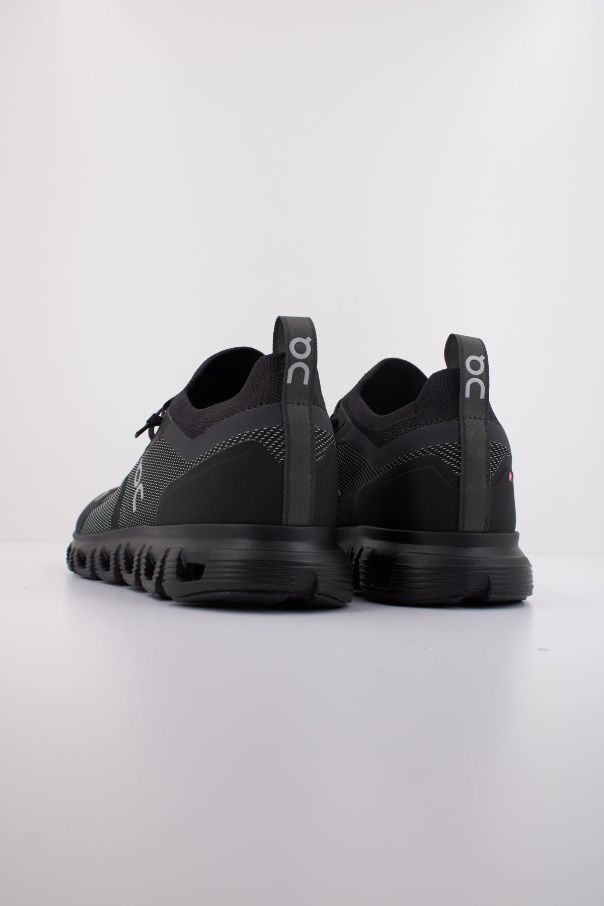 ON RUNNING CLOUD  VERSA en color NEGRO  (4)