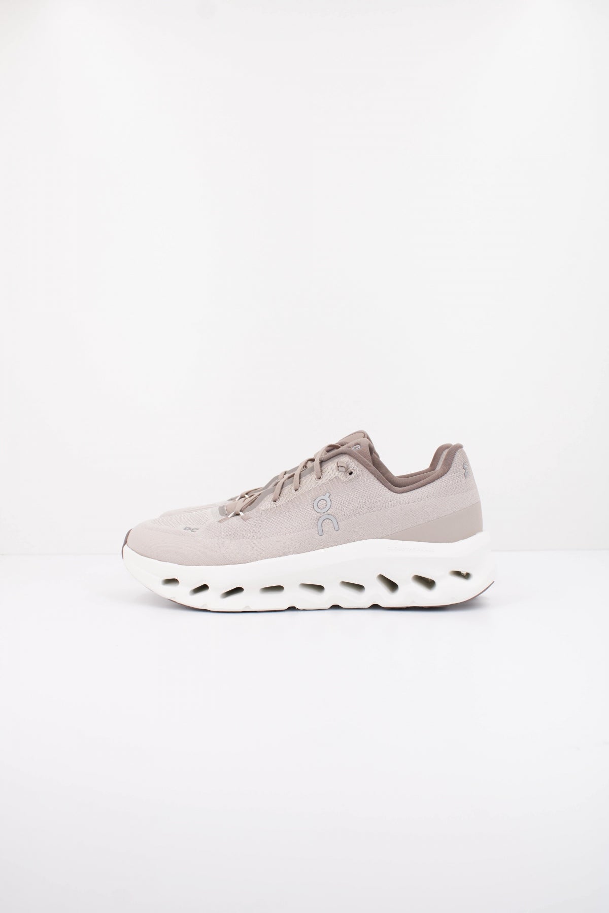 ON RUNNING CLOUDTILT en color MARRON  (1)