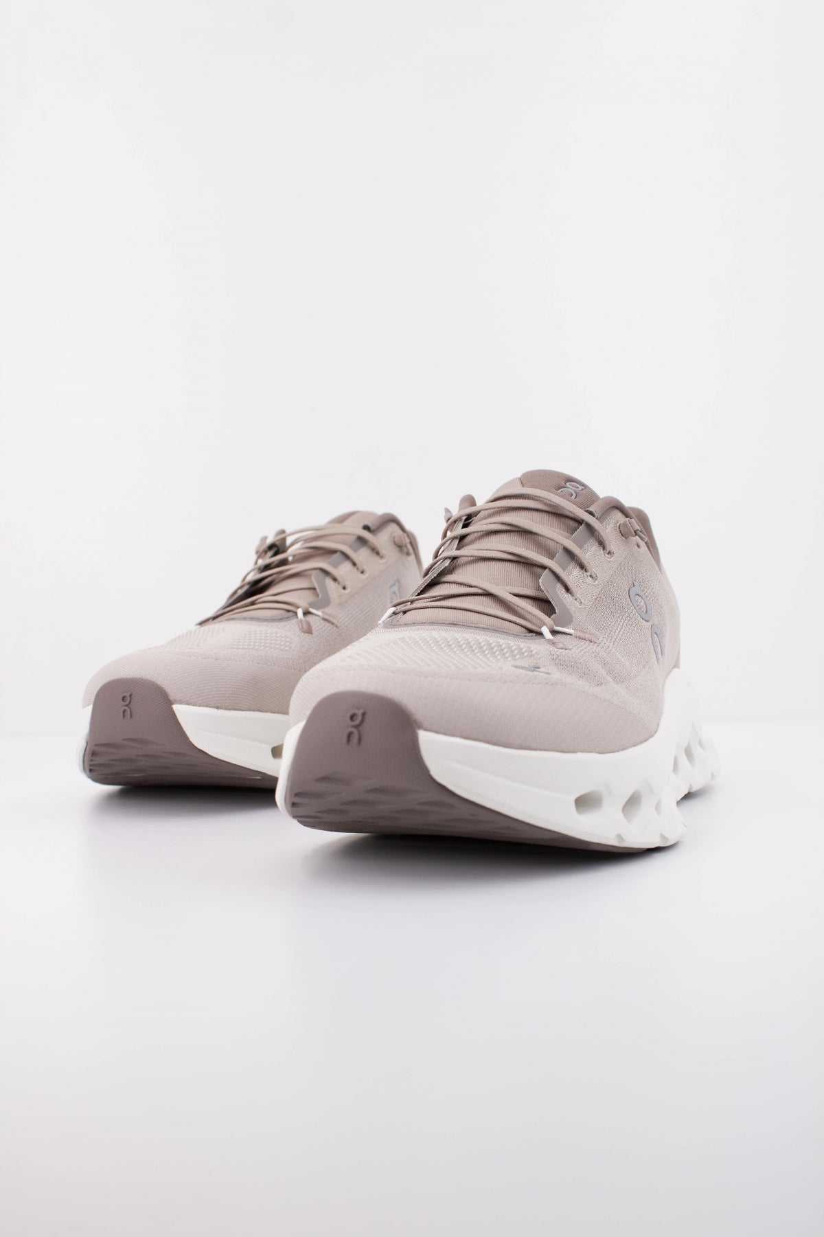 ON RUNNING CLOUDTILT en color MARRON  (2)