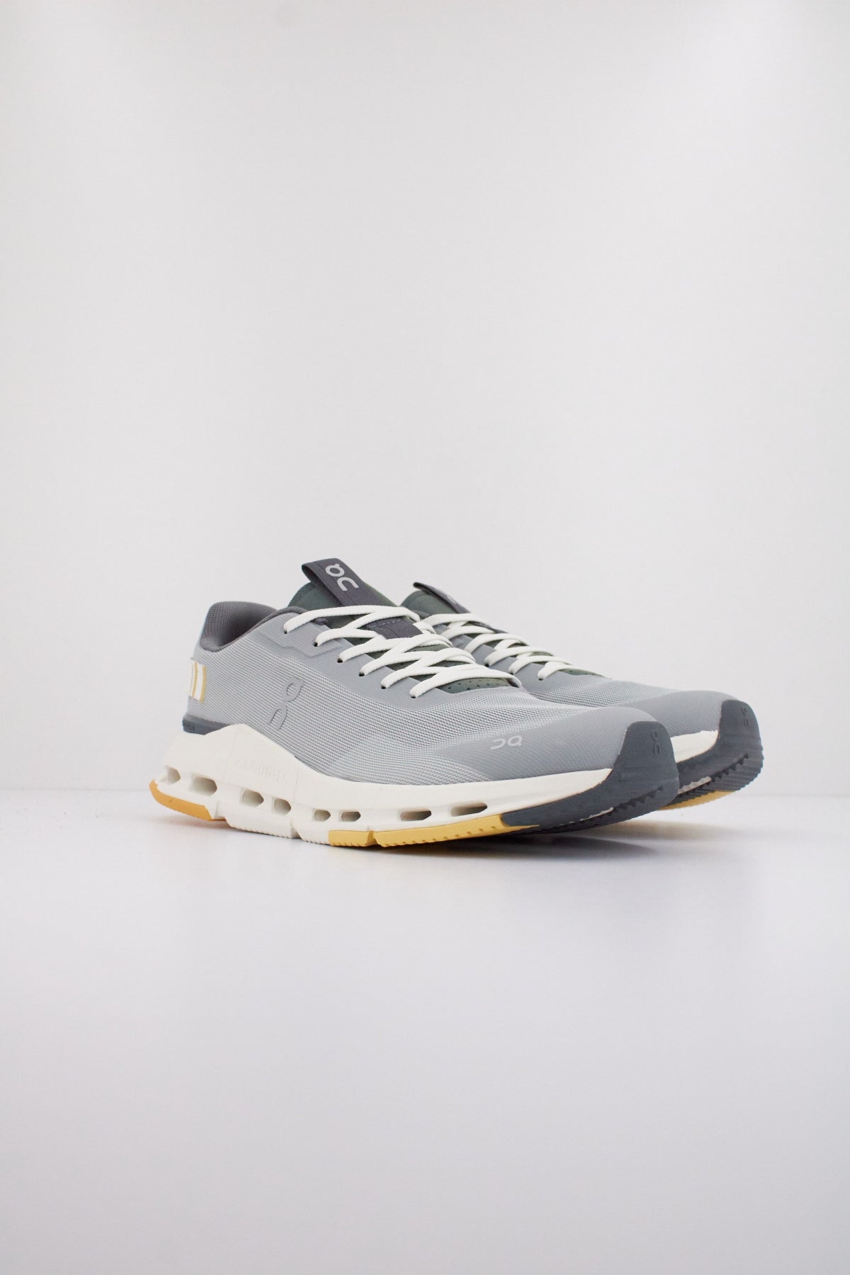 ON RUNNING CLOUDNOVA FORM  en color GRIS  (1)