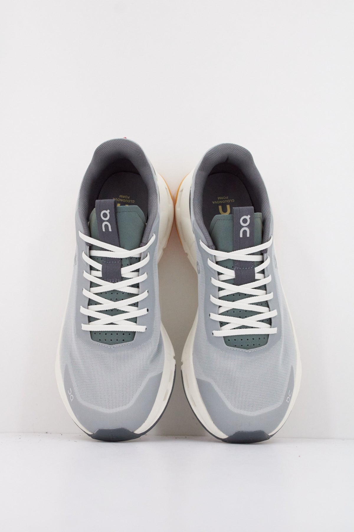 ON RUNNING CLOUDNOVA FORM  en color GRIS  (2)