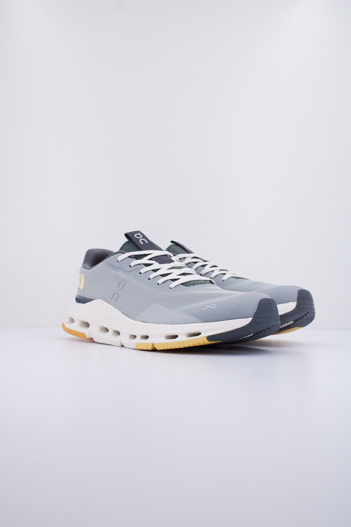 ON RUNNING CLOUDNOVA FORM  en color GRIS  (2)
