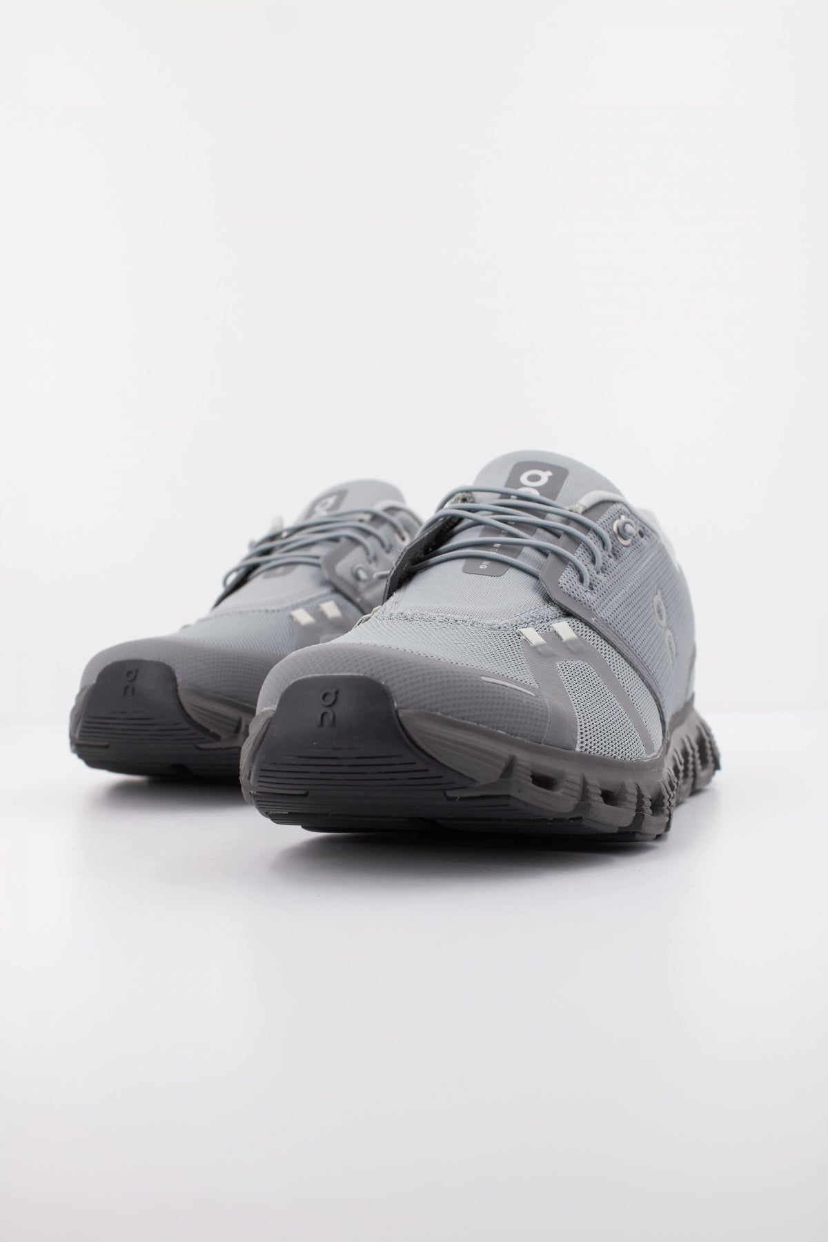 ON RUNNING CLOUD  en color GRIS  (2)