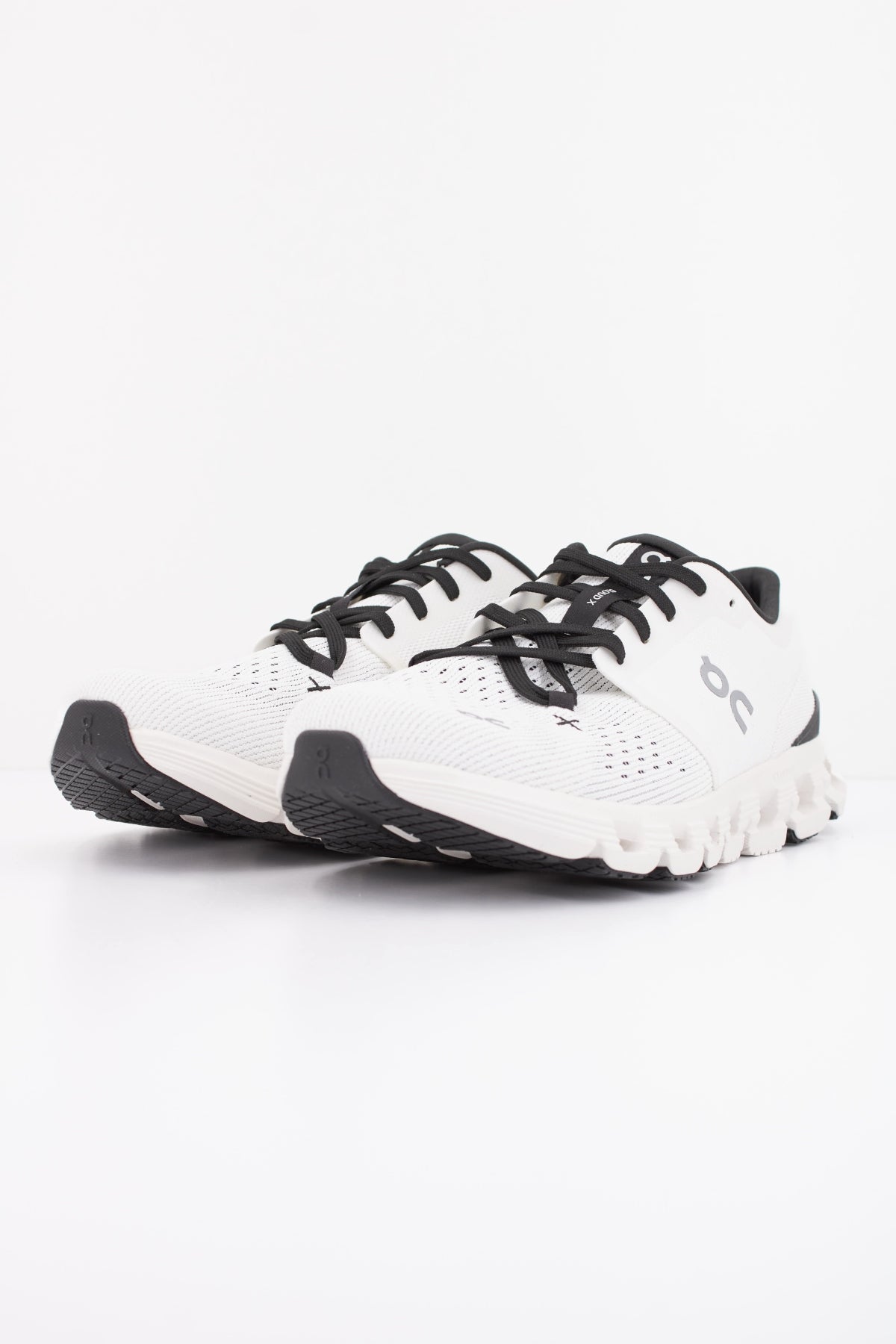 ON RUNNING CLOUD X M en color BLANCO  (2)