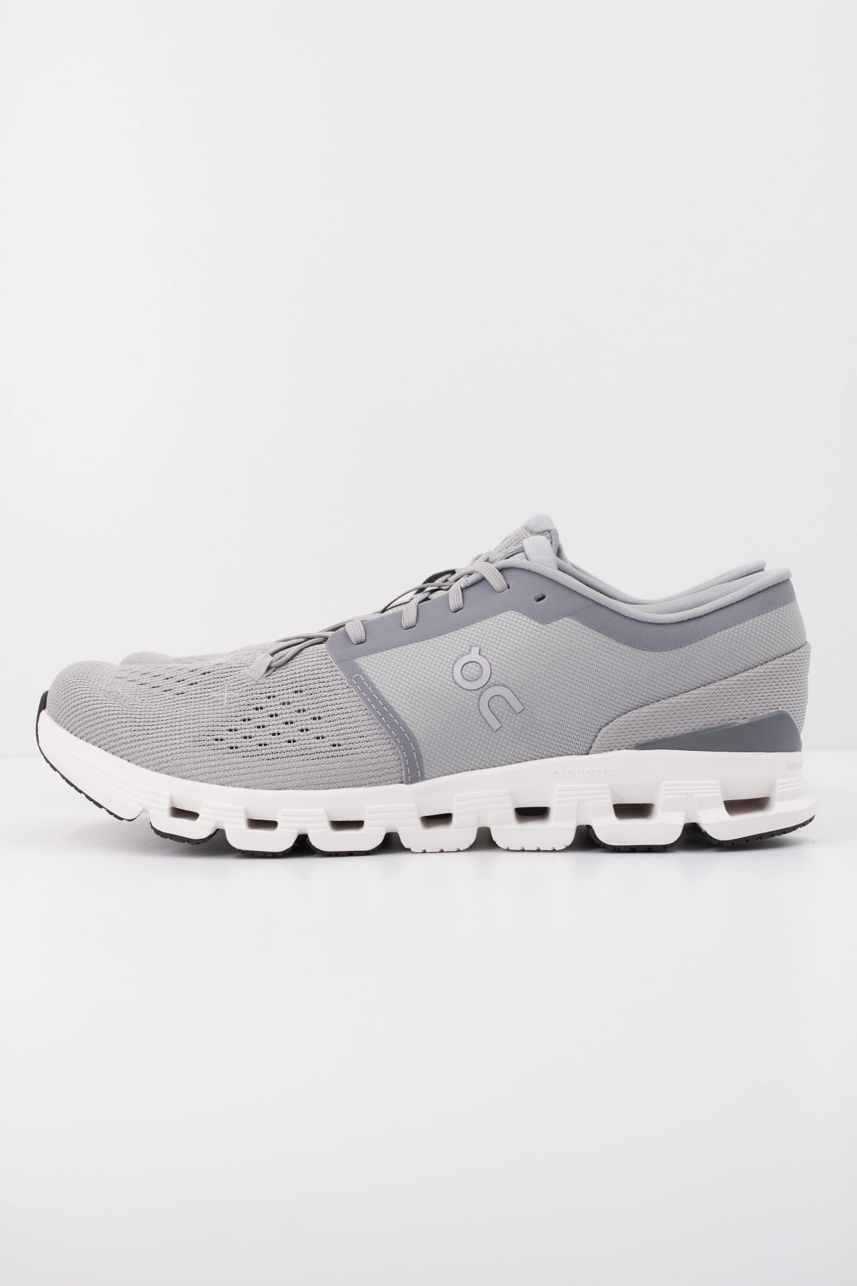 ON RUNNING CLOUD X  M en color GRIS  (1)