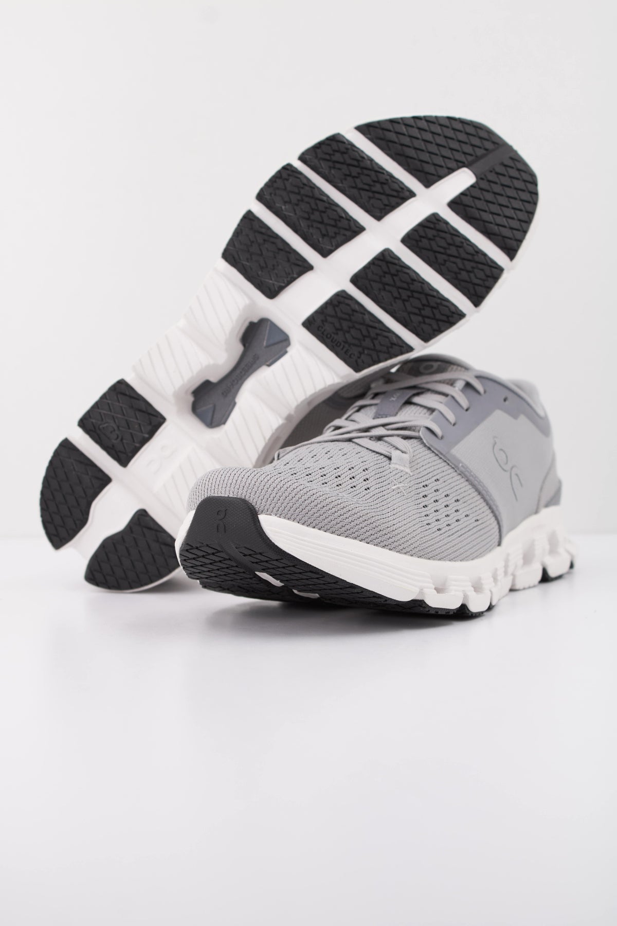 ON RUNNING CLOUD X  M en color GRIS  (5)