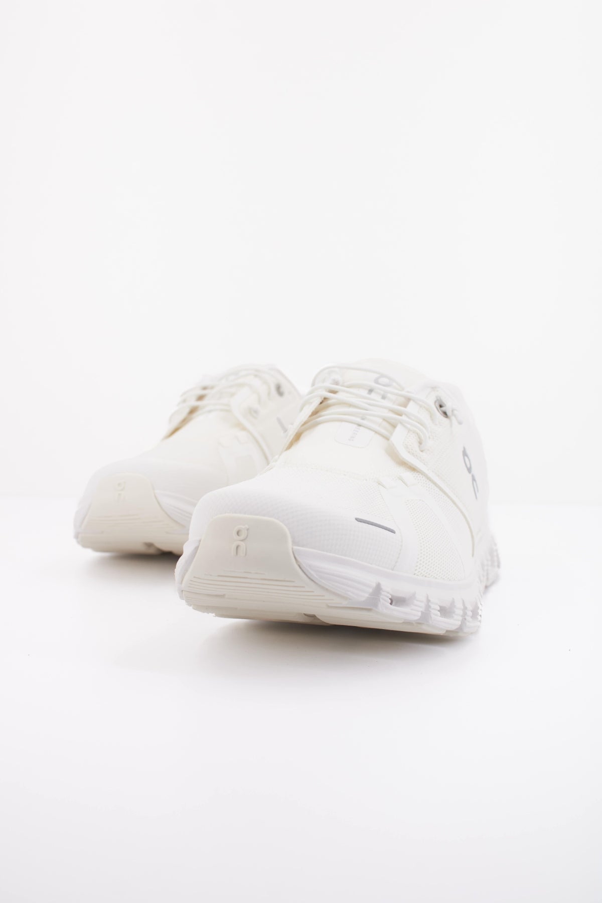 ON RUNNING CLOUD  M en color BLANCO  (2)