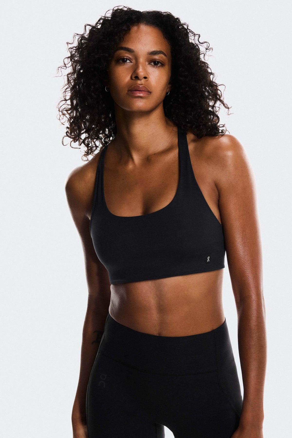 ON RUNNING STUDIO BRA W en color NEGRO  (1)