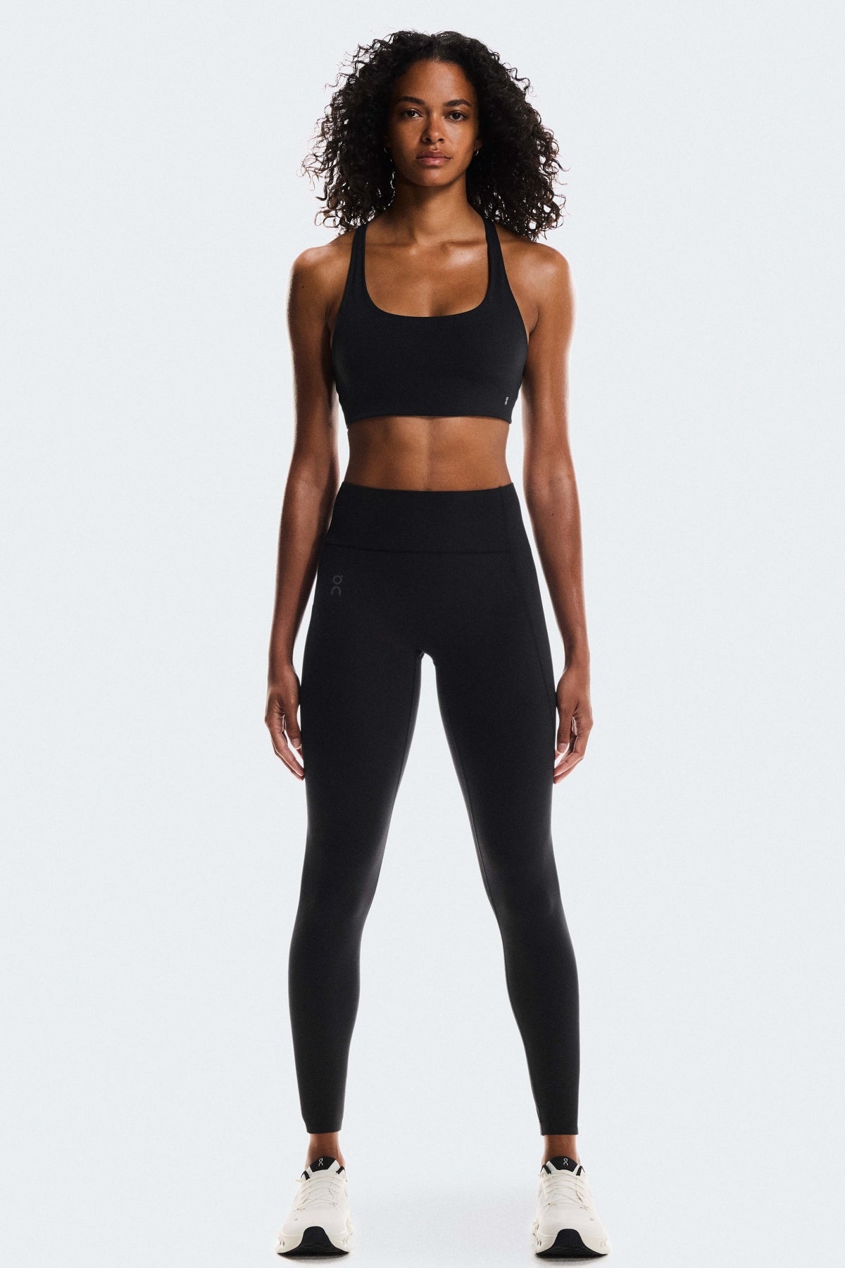ON RUNNING STUDIO BRA W en color NEGRO  (3)