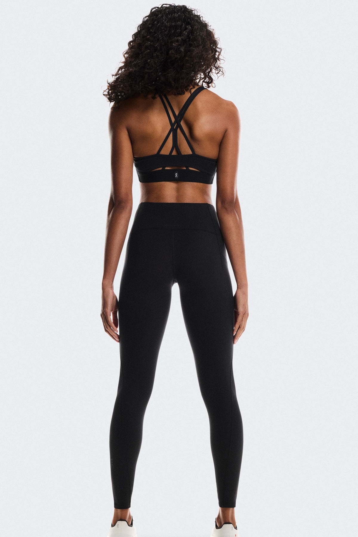 ON RUNNING STUDIO BRA W en color NEGRO  (4)