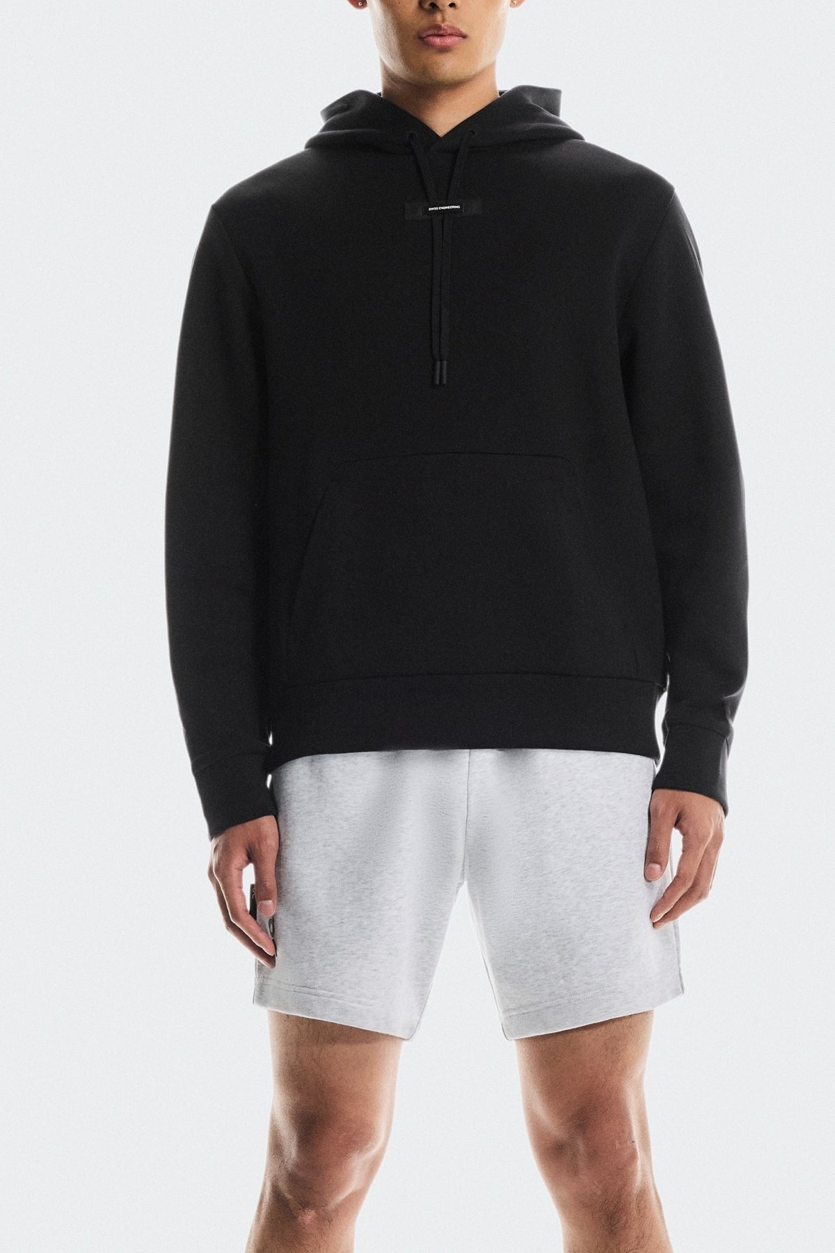 ON RUNNING FOCUS TECH HOODIE en color NEGRO  (1)