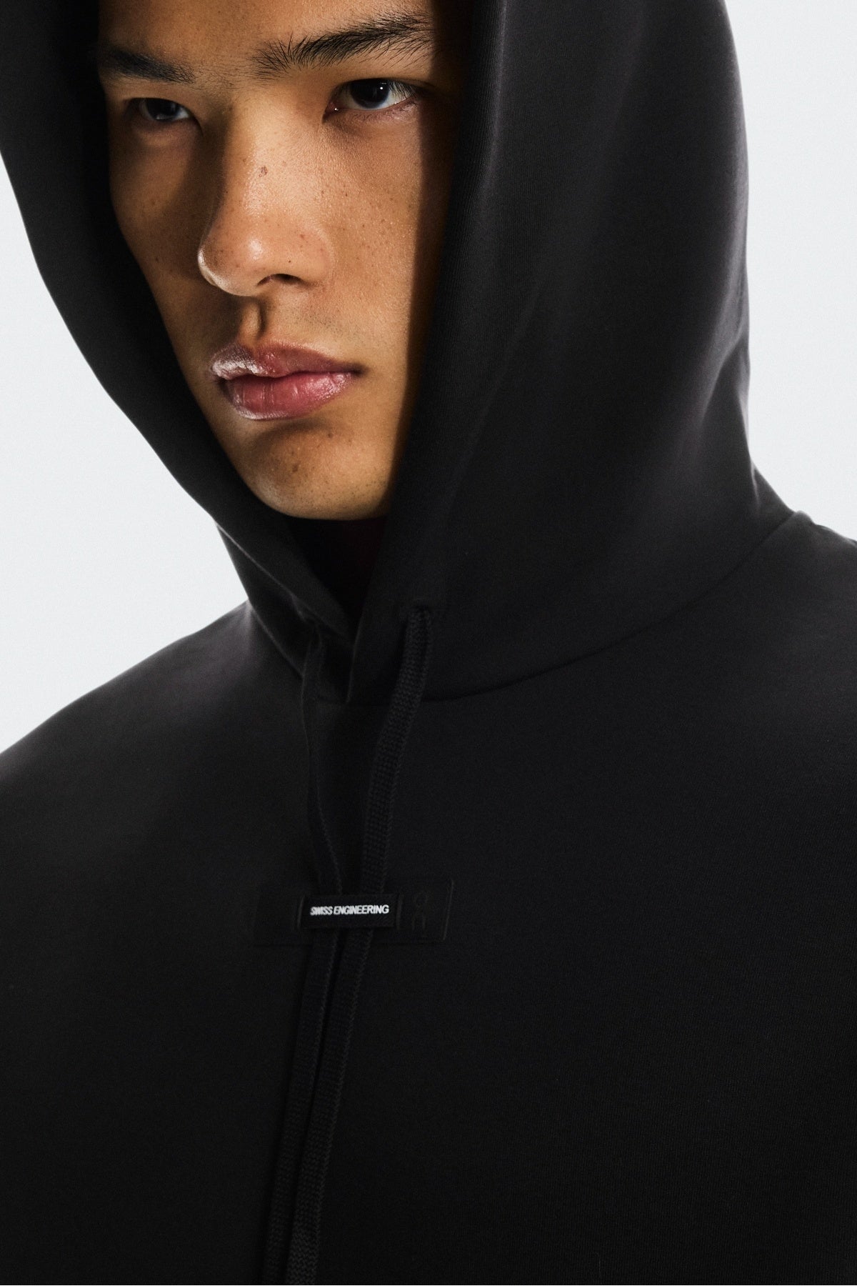 ON RUNNING FOCUS TECH HOODIE en color NEGRO  (4)