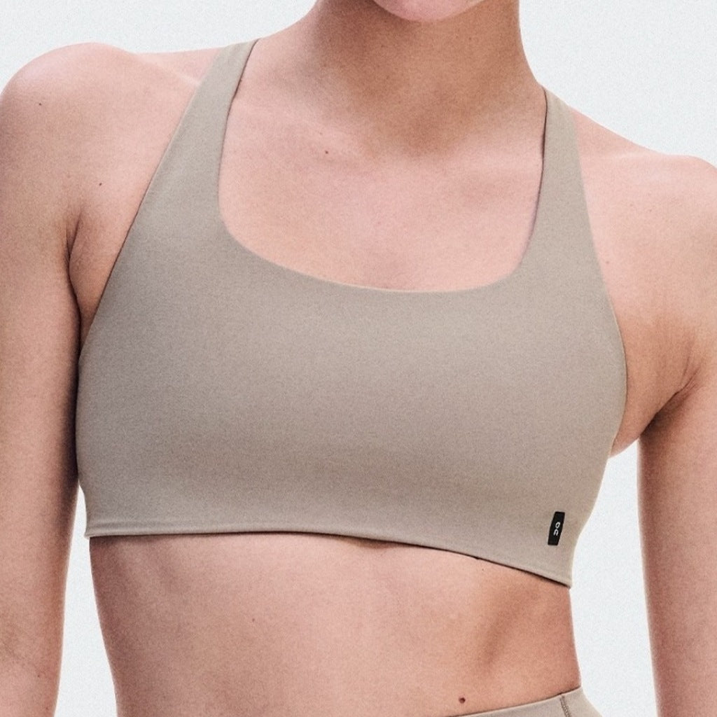 ON RUNNING STUDIO BRA  en color BEIS  (4)