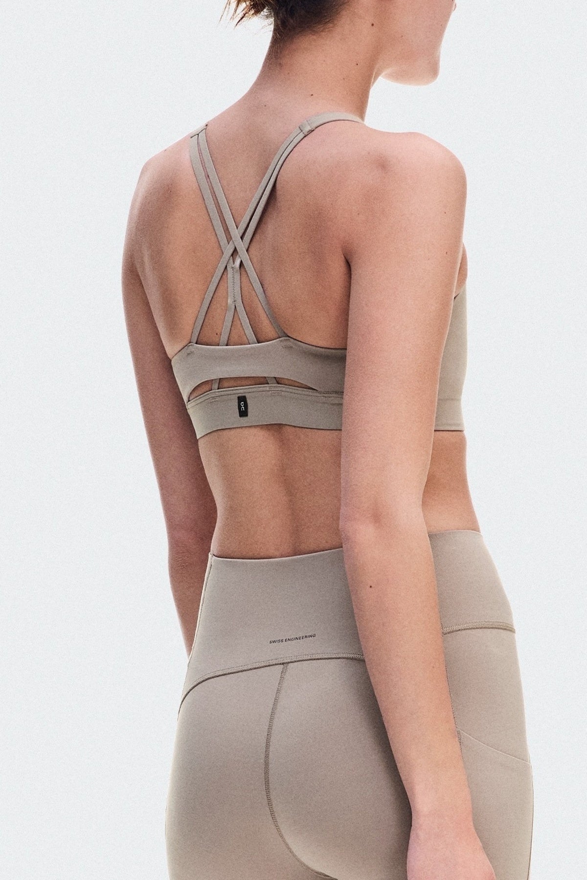 ON RUNNING STUDIO BRA  en color BEIS  (2)