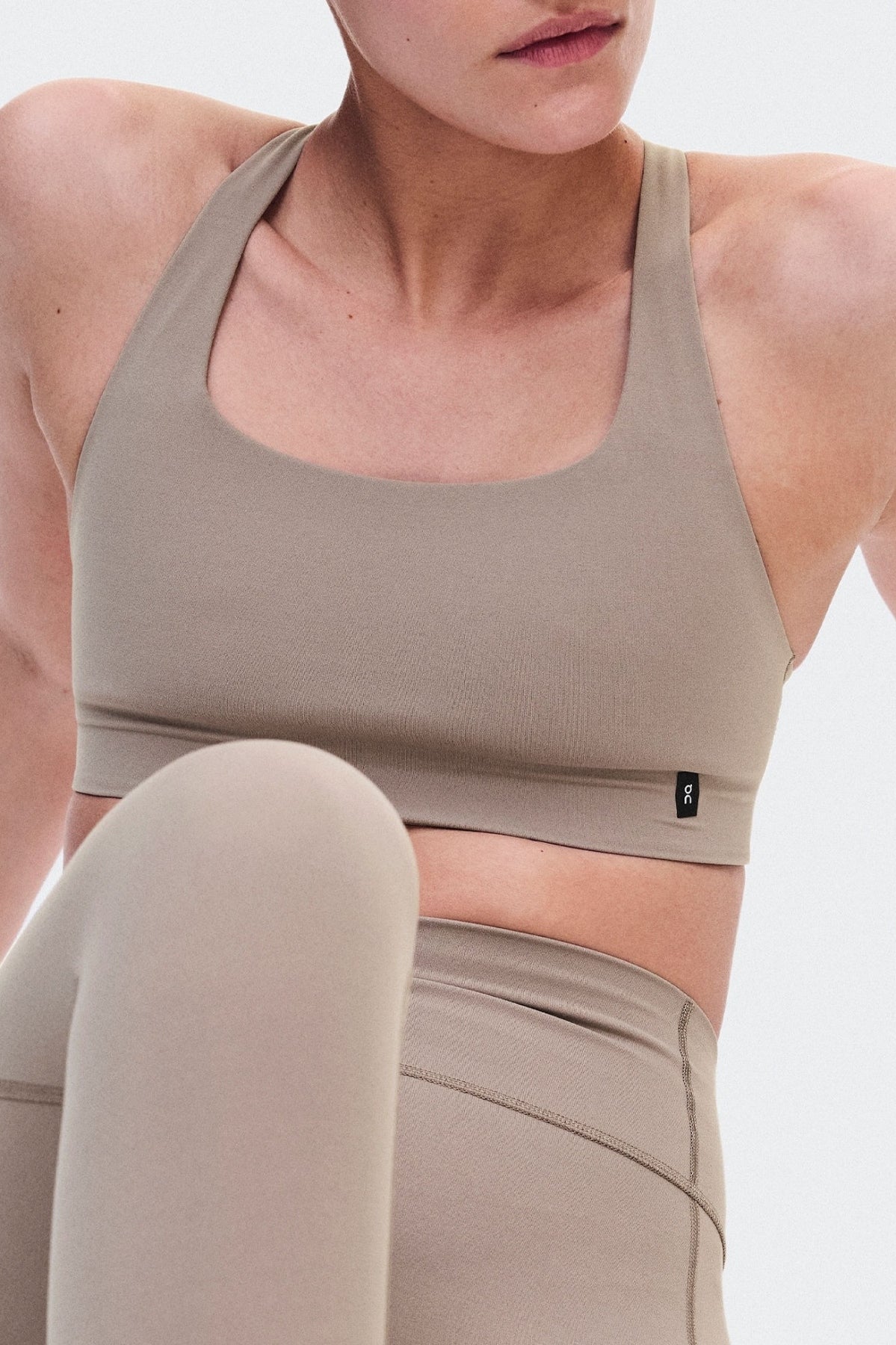 ON RUNNING STUDIO BRA  en color BEIS  (3)
