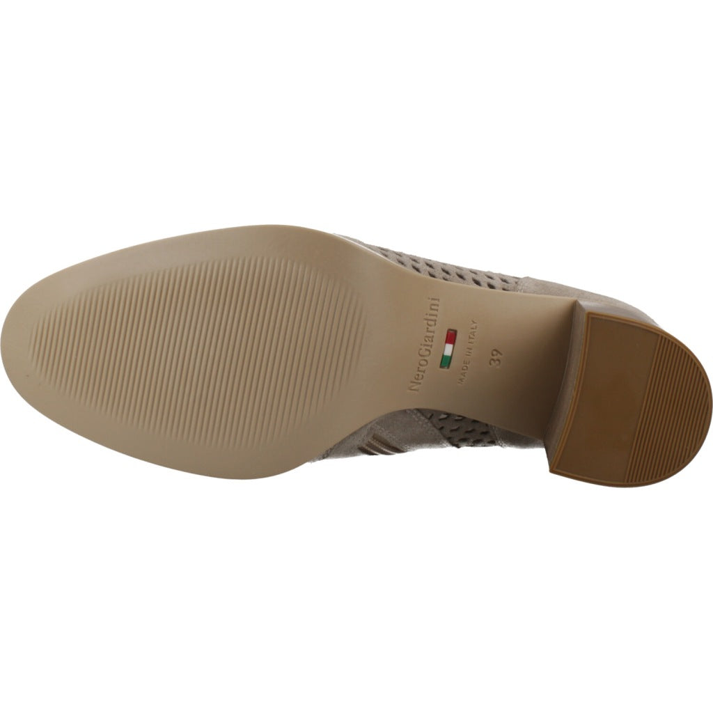 NERO GIARDINI BOTIN TACON VELOUR en color BEIS  (7)