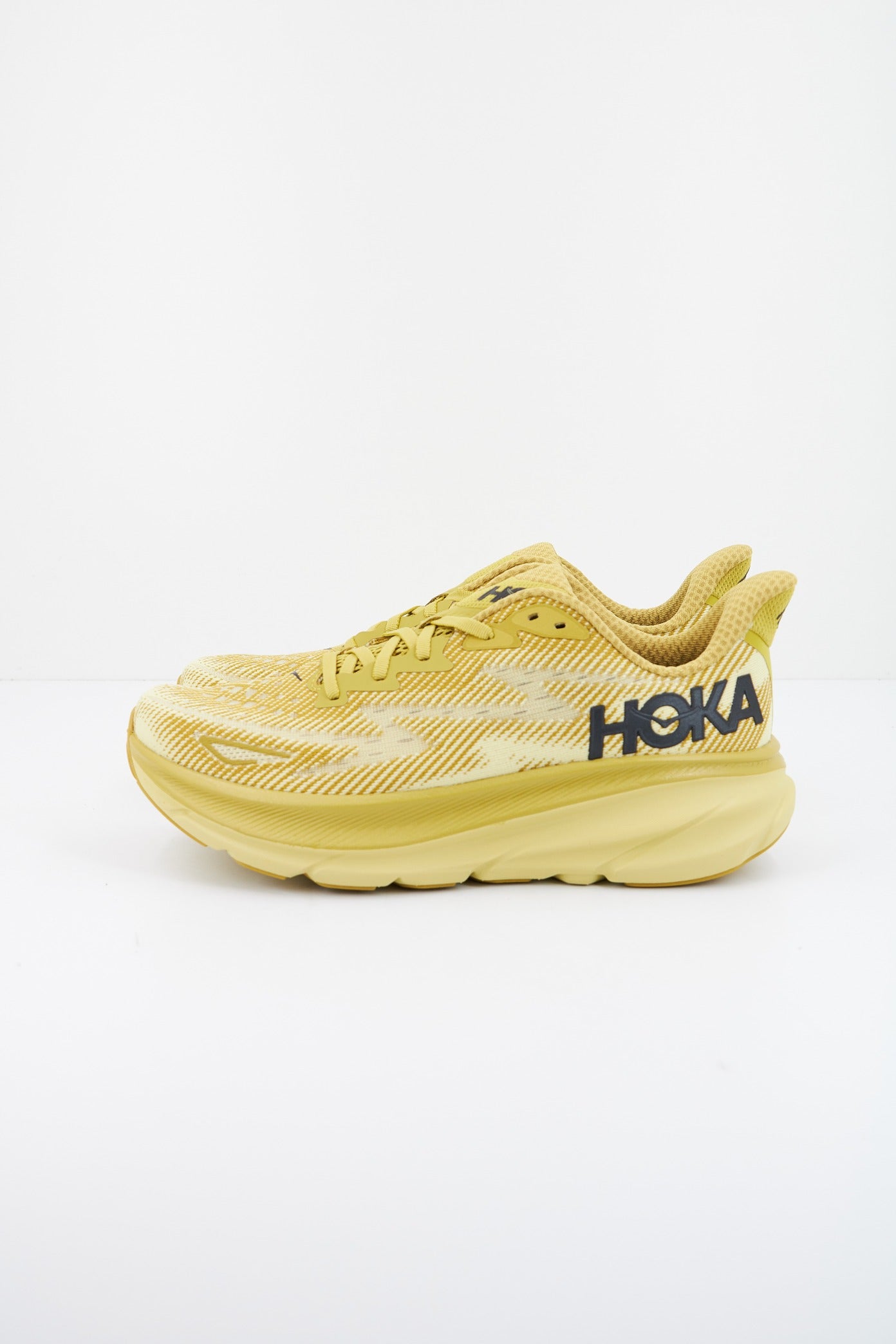 HOKA M CLIFTON  en color AMARILLO  (1)