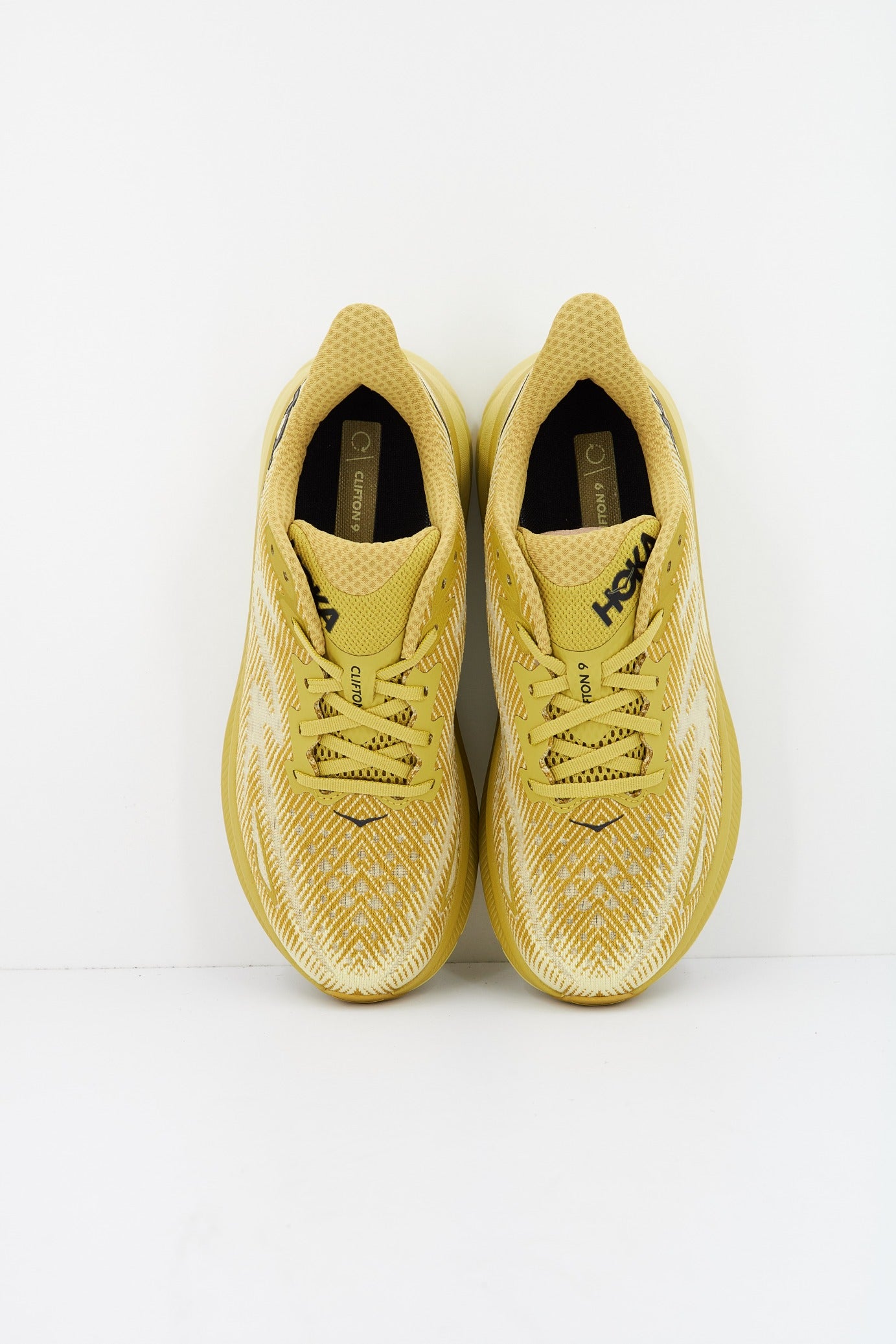 HOKA M CLIFTON  en color AMARILLO  (2)