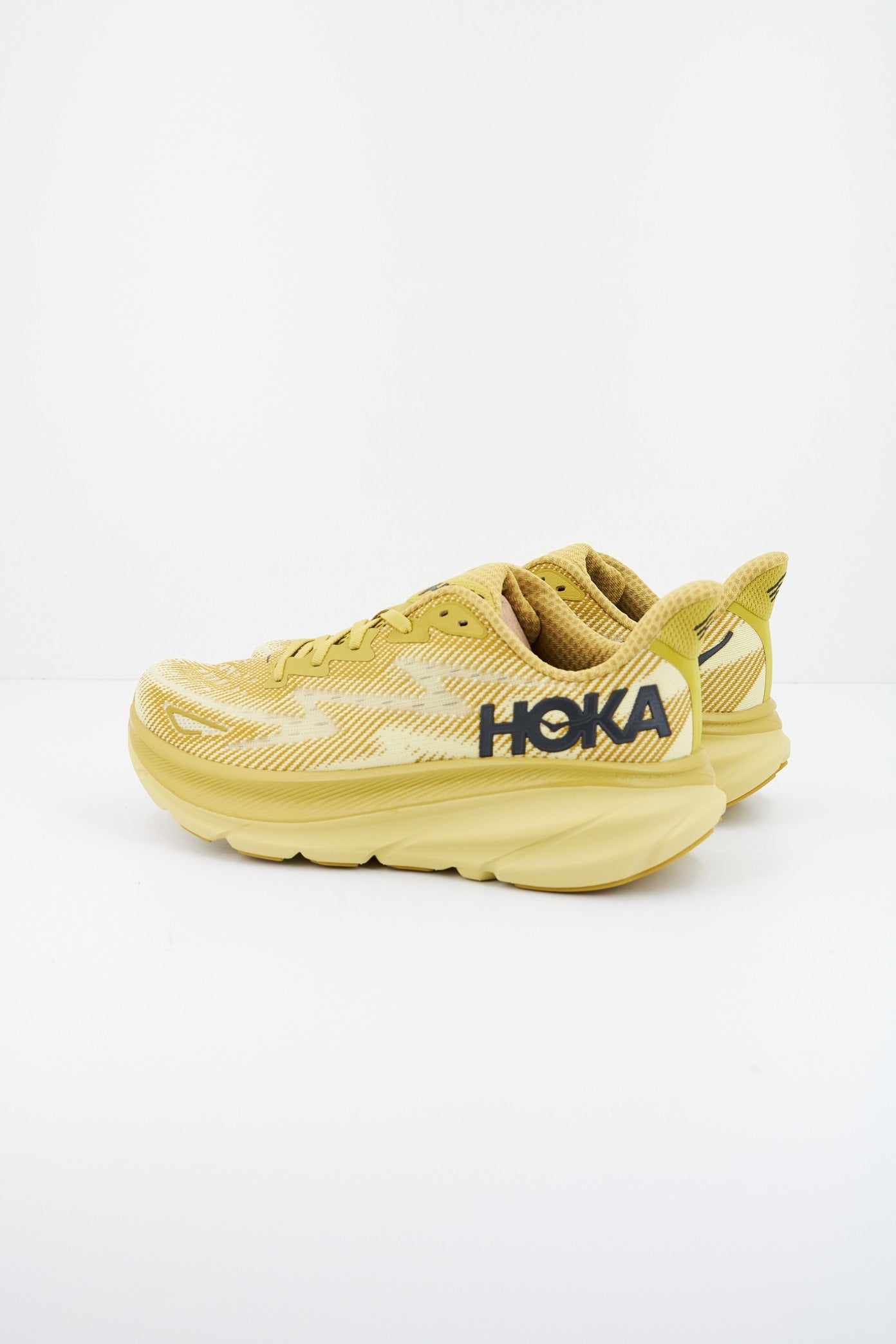 HOKA M CLIFTON  en color AMARILLO  (3)