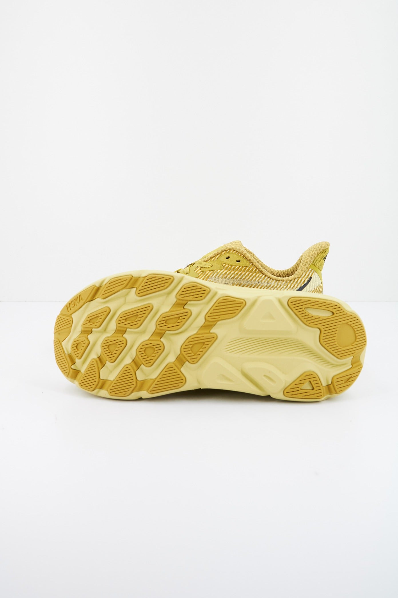 HOKA M CLIFTON  en color AMARILLO  (4)