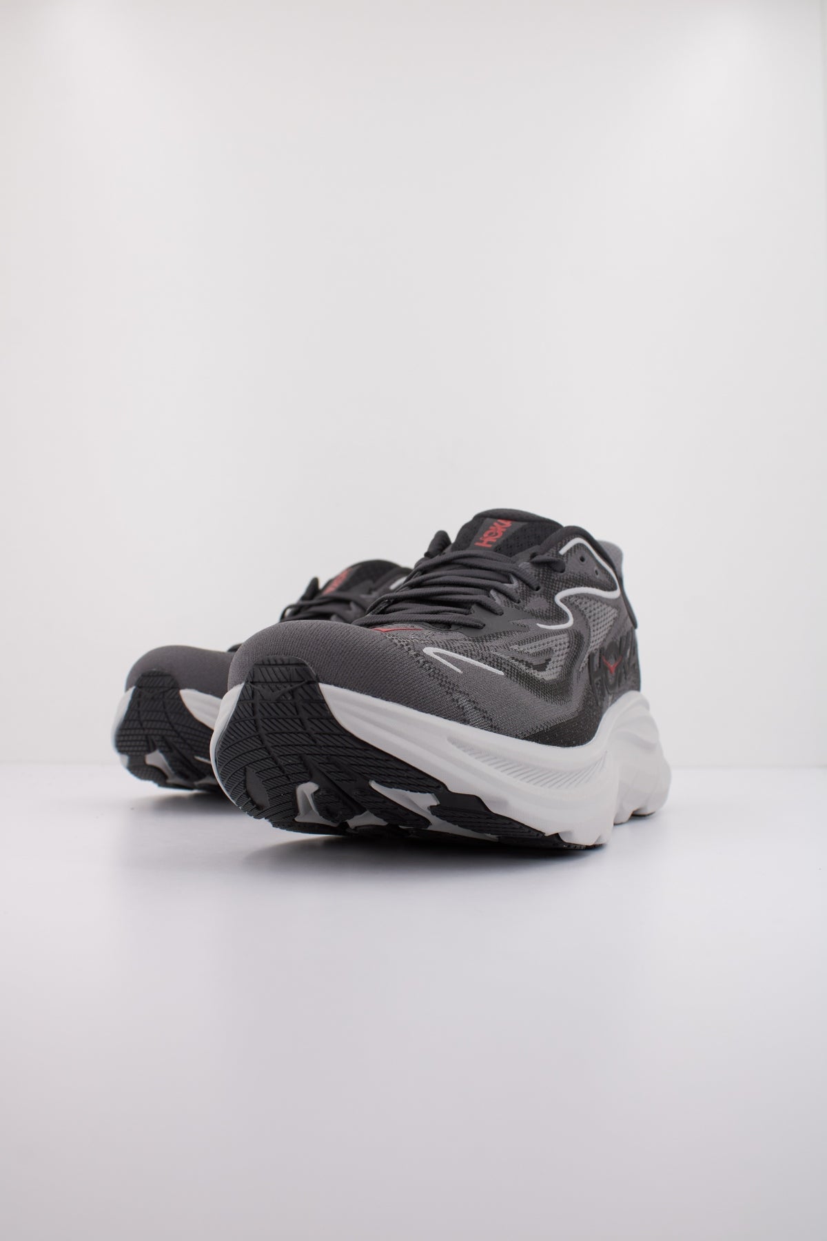 HOKA CLIFTON  en color GRIS  (2)