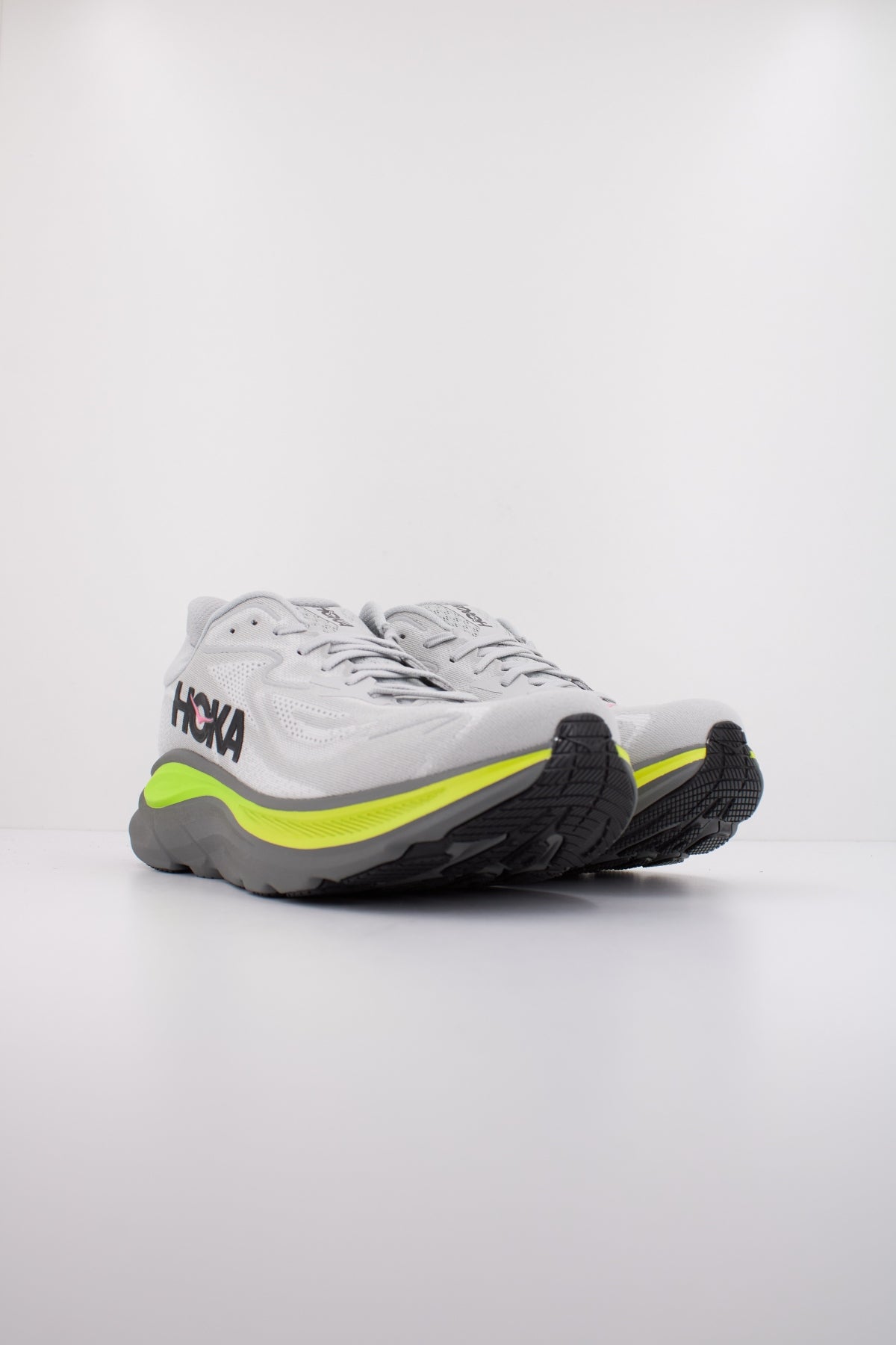 HOKA CLIFTON  en color GRIS  (2)