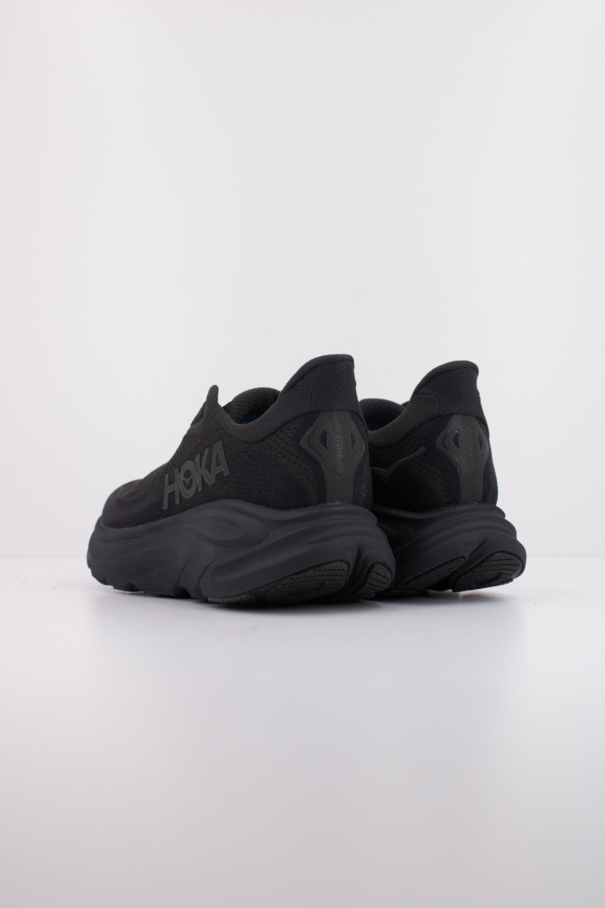 HOKA W CLIFTON  en color NEGRO  (4)
