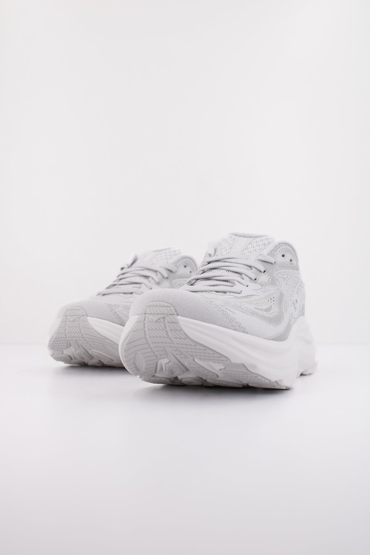 HOKA W CLIFTON  en color GRIS  (2)