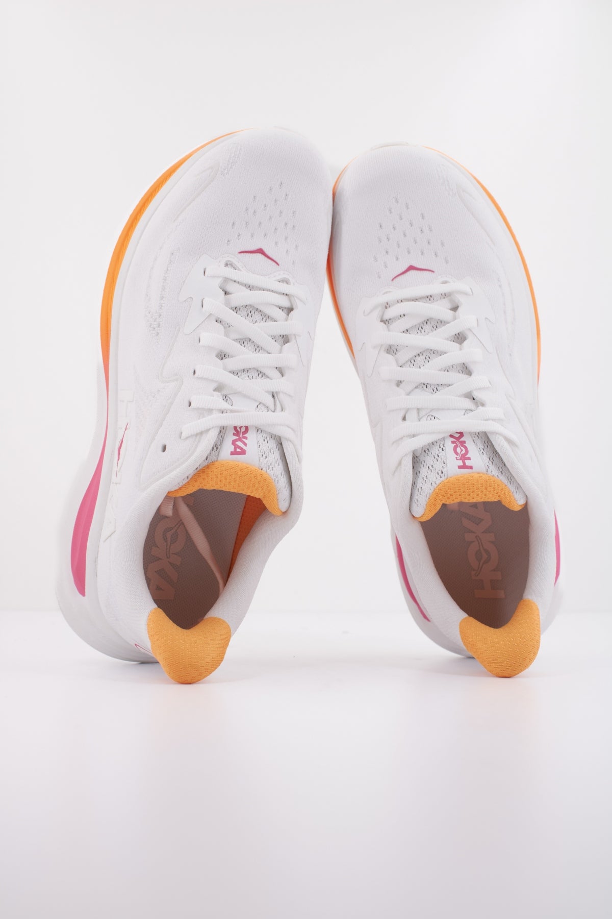 HOKA W CLIFTON  en color BLANCO  (3)