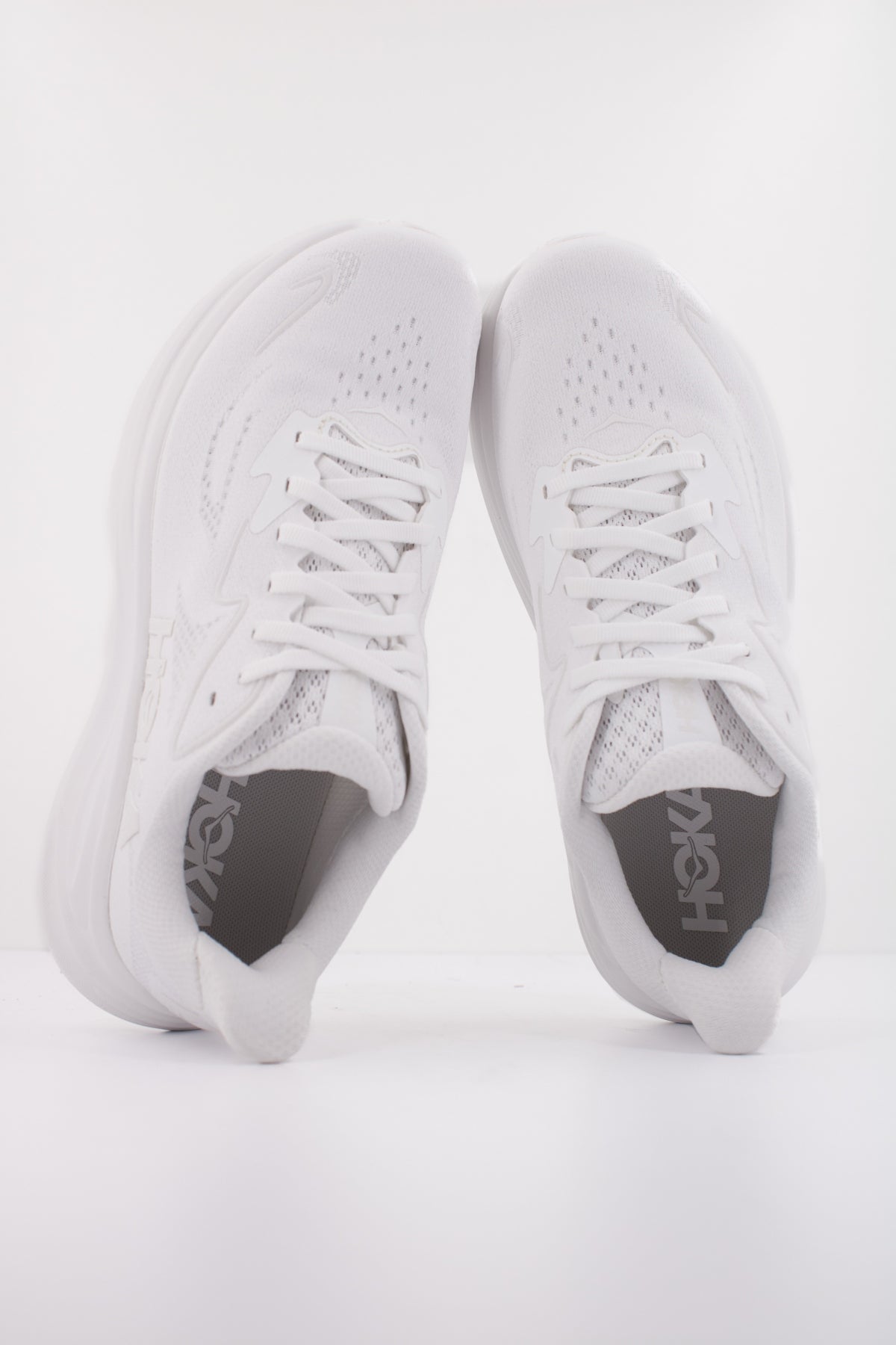 HOKA W CLIFTON  en color BLANCO  (3)
