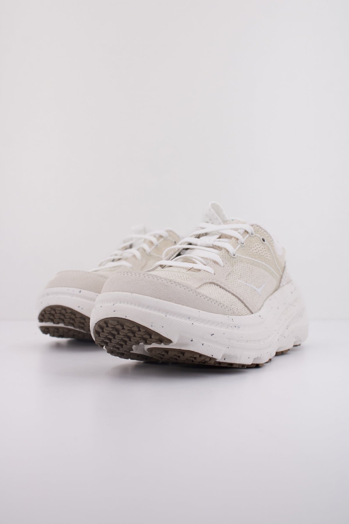 HOKA U BONDI BLS BP en color BEIS  (2)