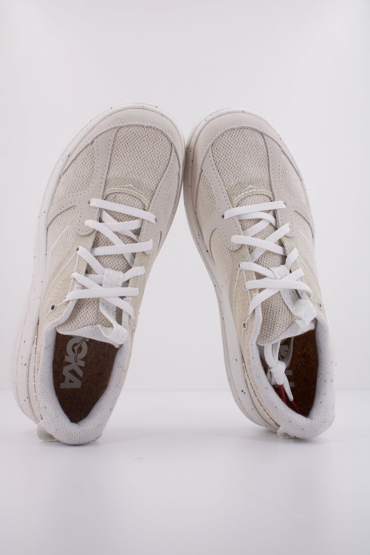 HOKA U BONDI BLS BP en color BEIS  (3)