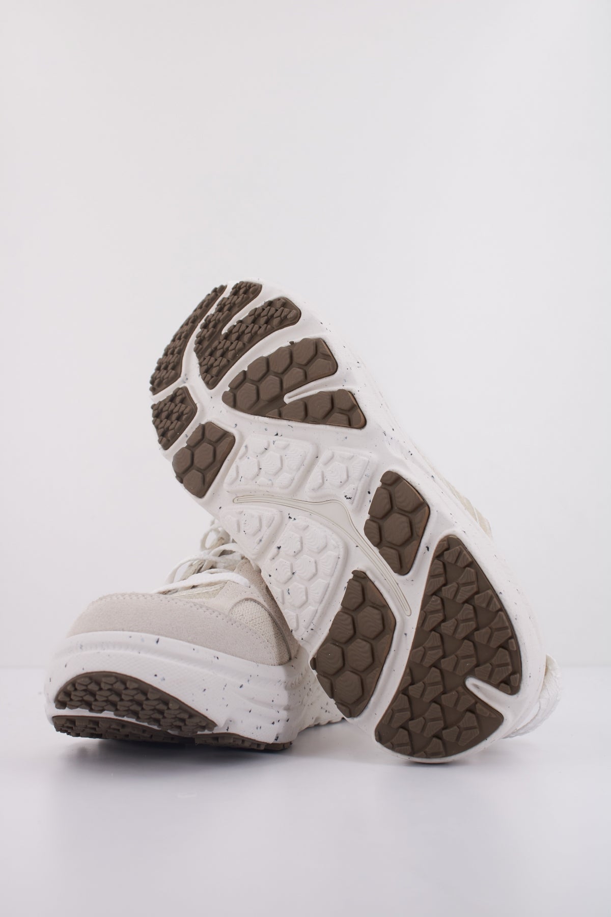 HOKA U BONDI BLS BP en color BEIS  (5)