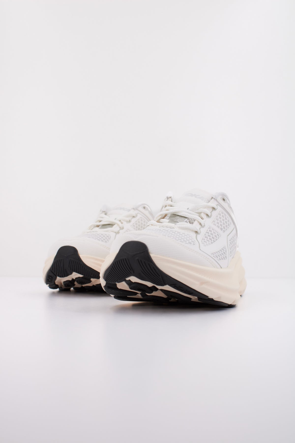 HOKA U CLIFTON ONE en color BLANCO  (2)