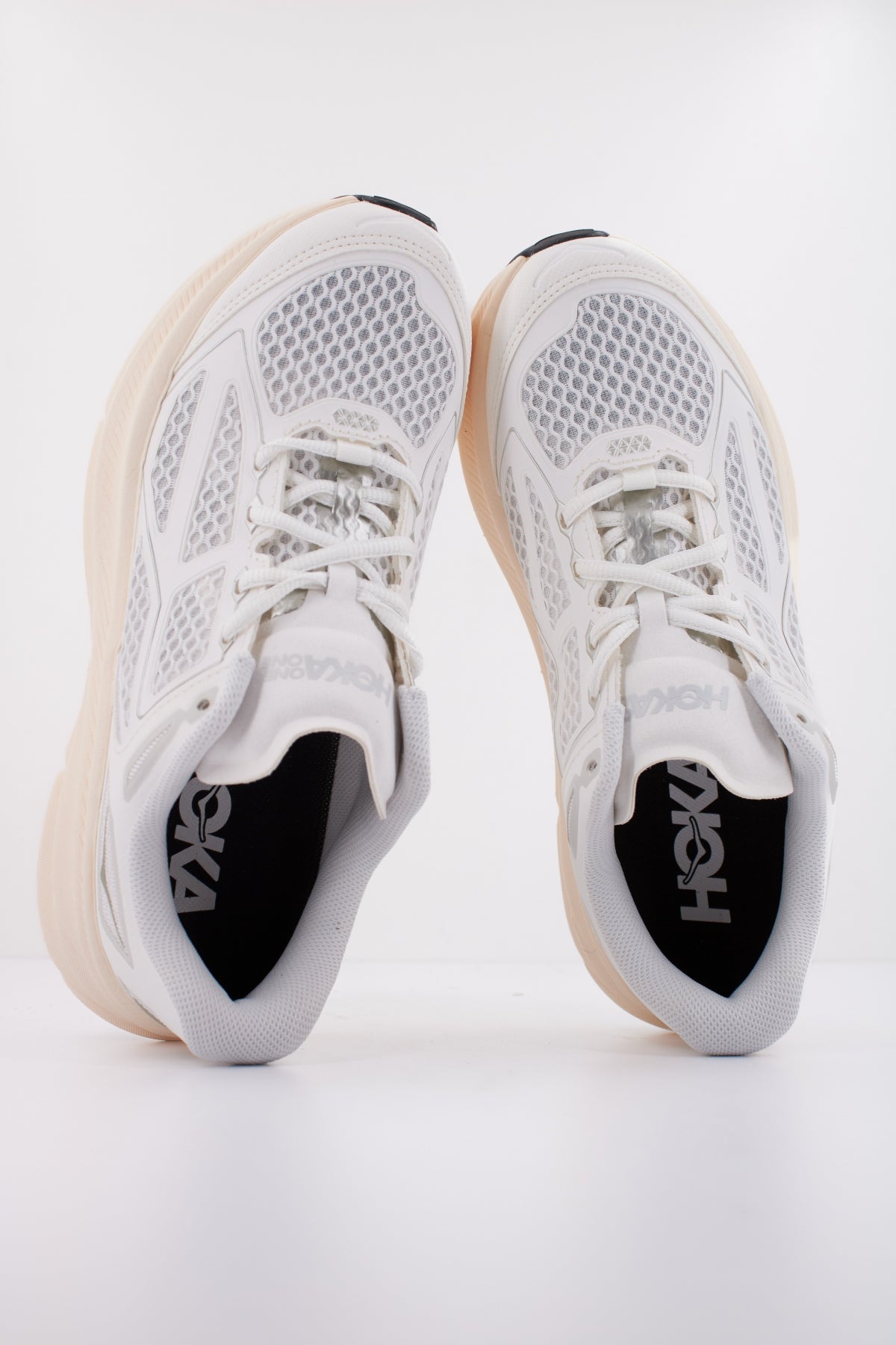 HOKA U CLIFTON ONE en color BLANCO  (3)